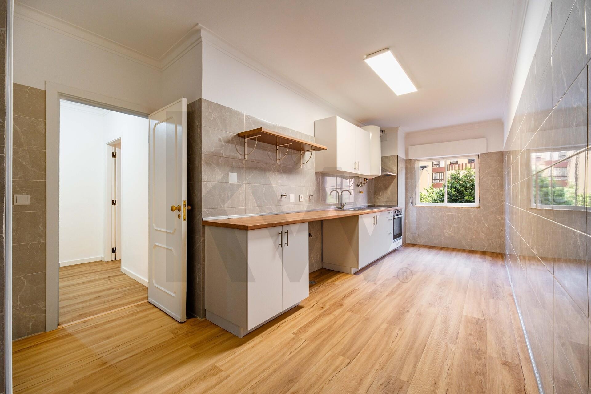 Apartamento T2 à Venda em Mem Martins - Lisboa - Portugal - 1