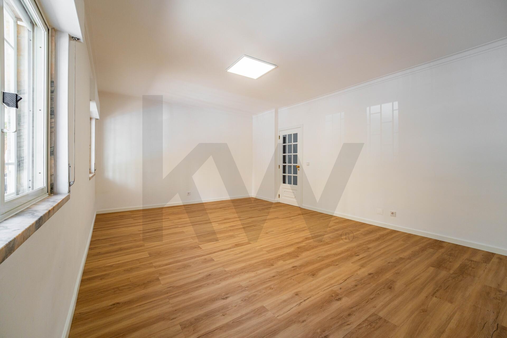 Apartamento T2 à Venda em Mem Martins - Lisboa - Portugal - 2