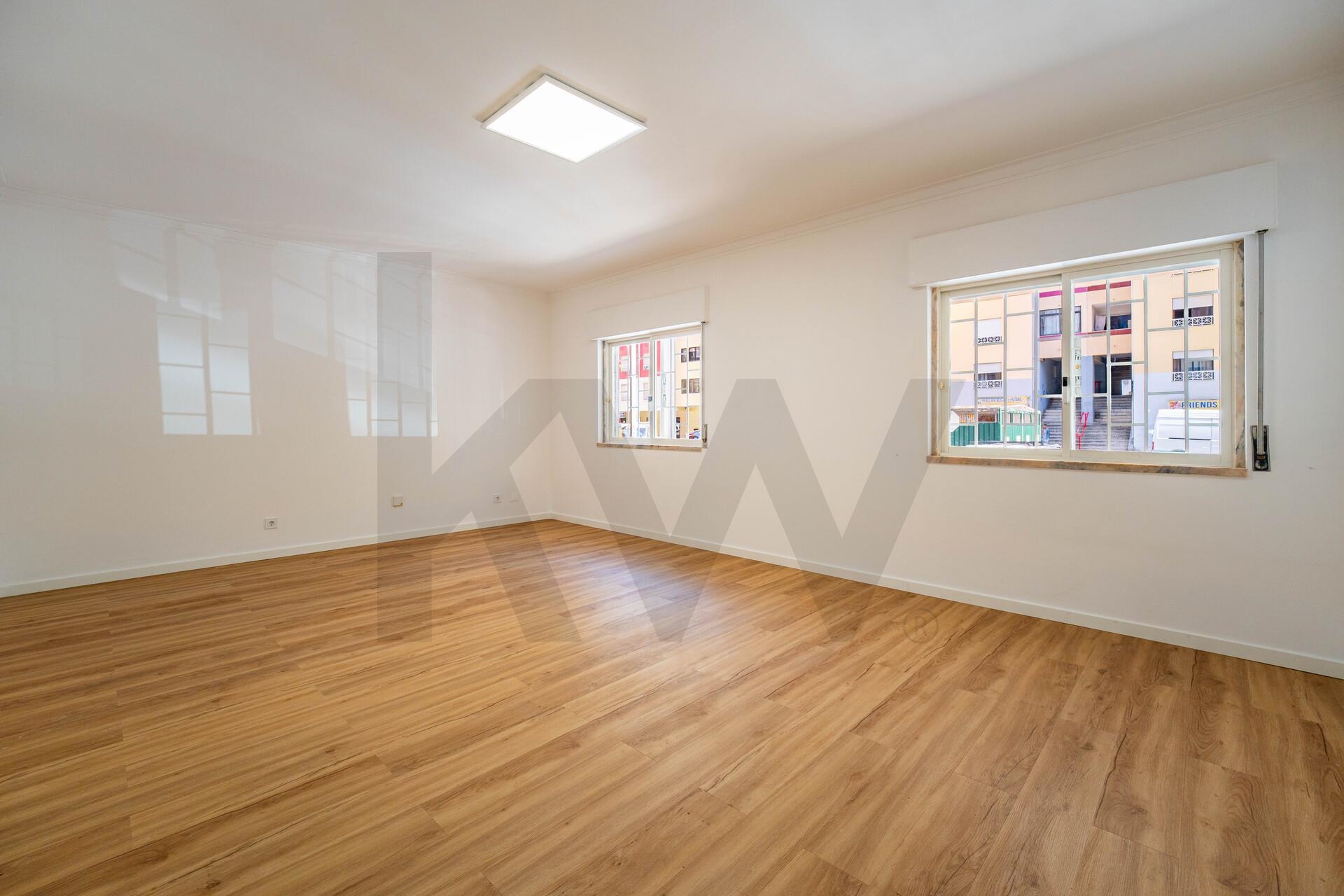 Apartamento T2 à Venda em Mem Martins - Lisboa - Portugal - 3