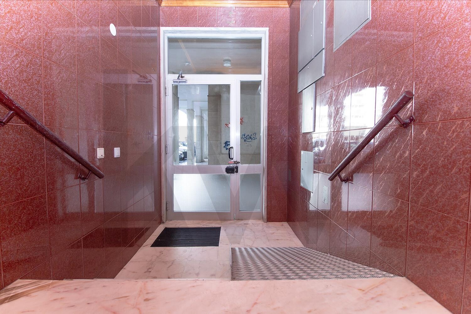 Apartamento de 2 Dormitorios en Venta en Mem Martins - Lisboa - Portugal - 8