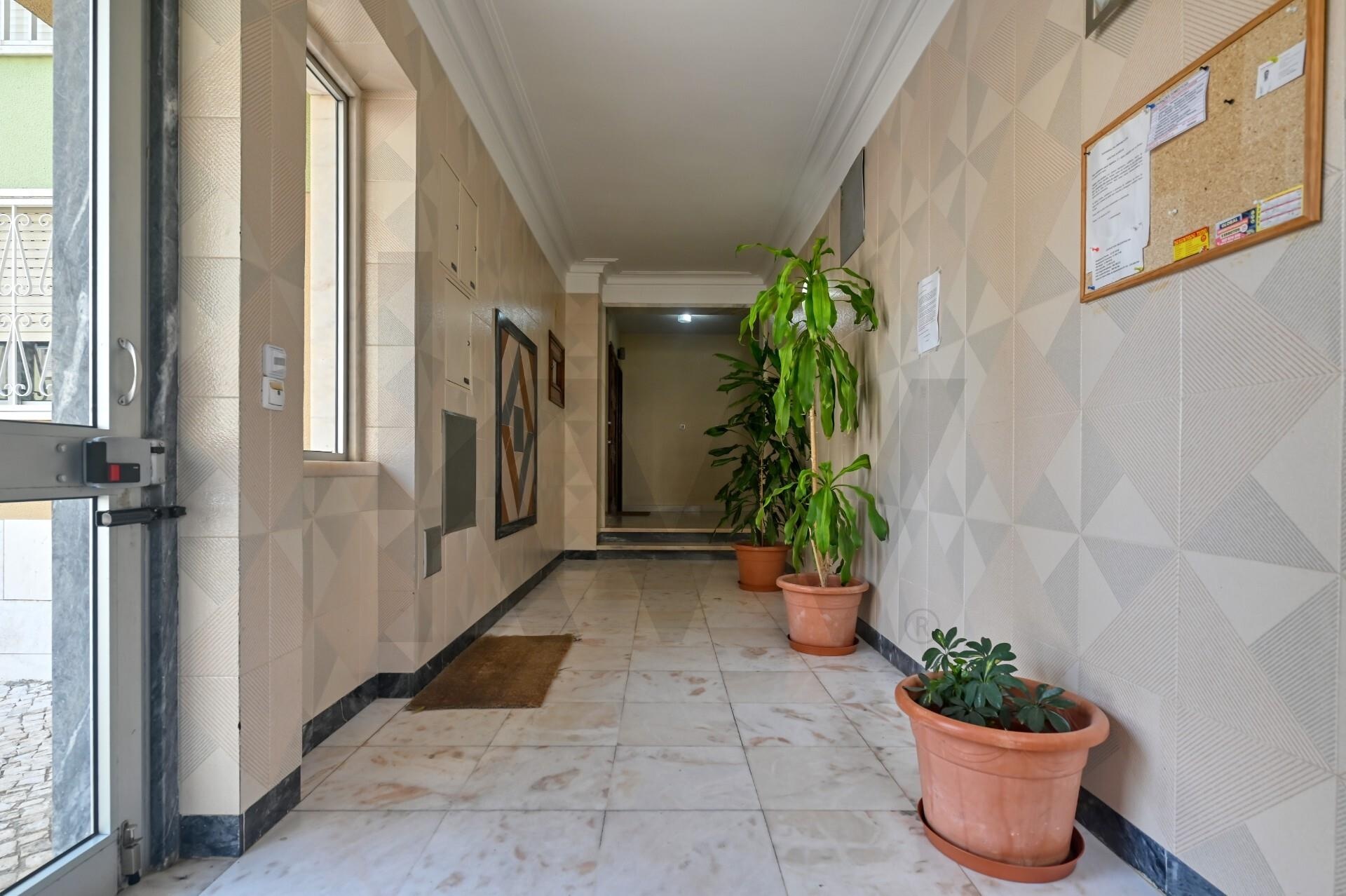 Apartamento T2 à Venda em Parede - Lisboa - Portugal - 2