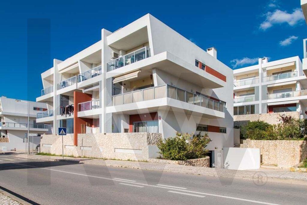 Apartamento T2 à Venda em Praia da Rocha - Portugal - 2