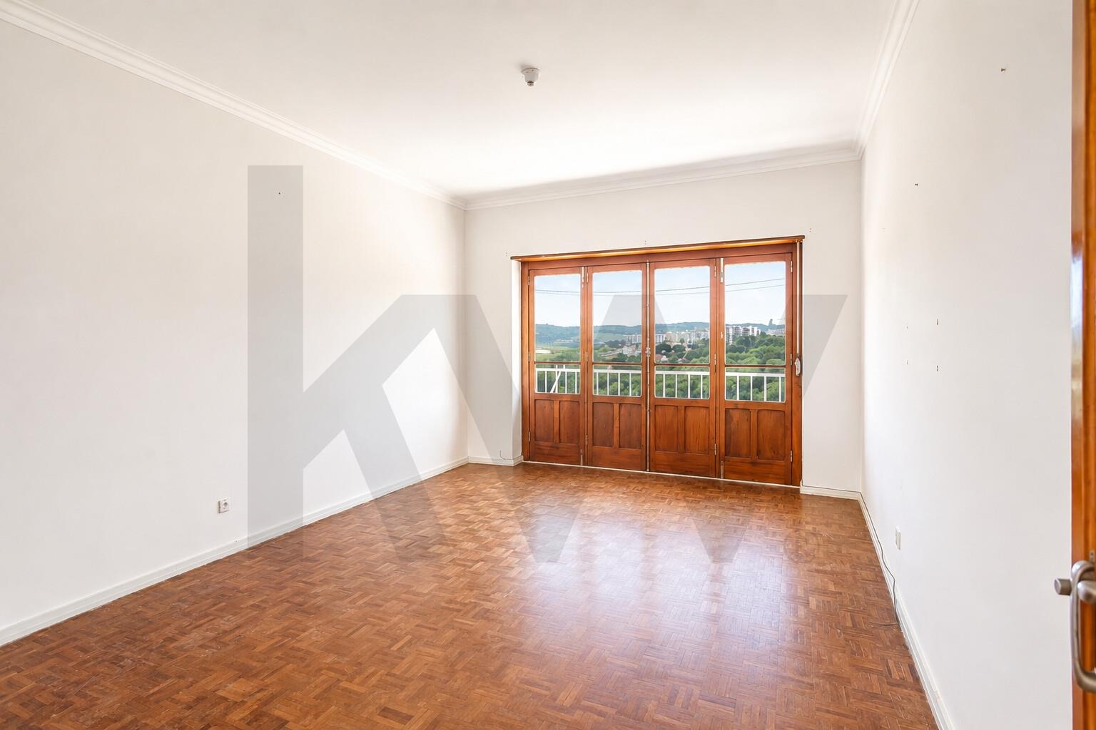 Apartamento T3 à Venda em A-das-lebres - Lisboa - Portugal - 2