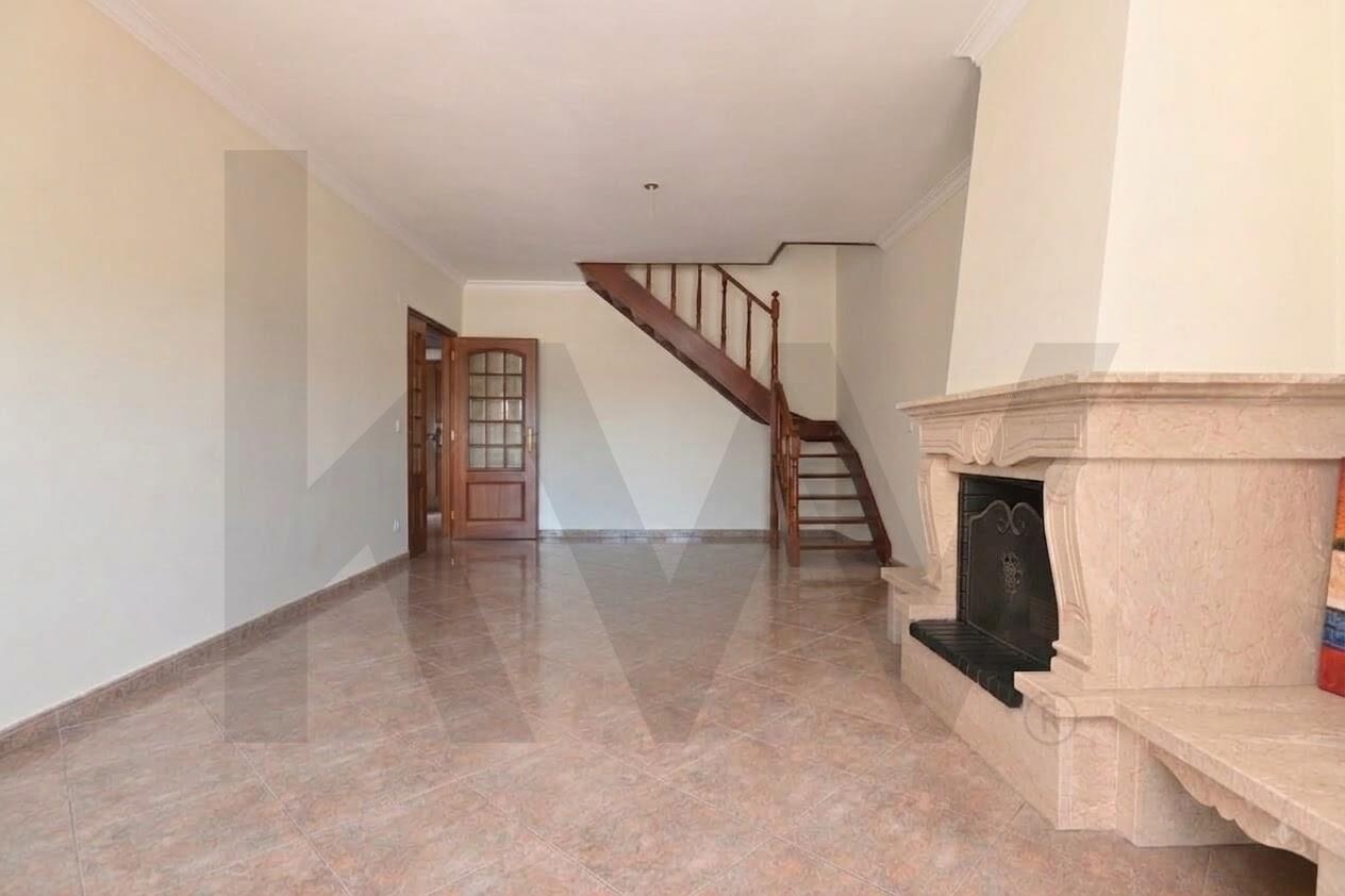 Apartamento T3 à Venda em Agualva-Cacém - Lisboa - Portugal - 2