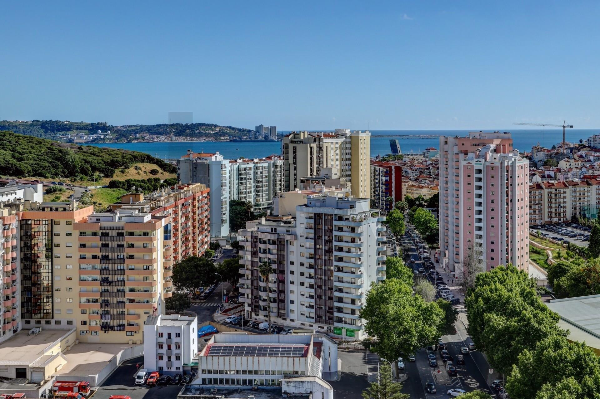Apartamento T3 à Venda em Algés - Lisboa - Portugal - 4