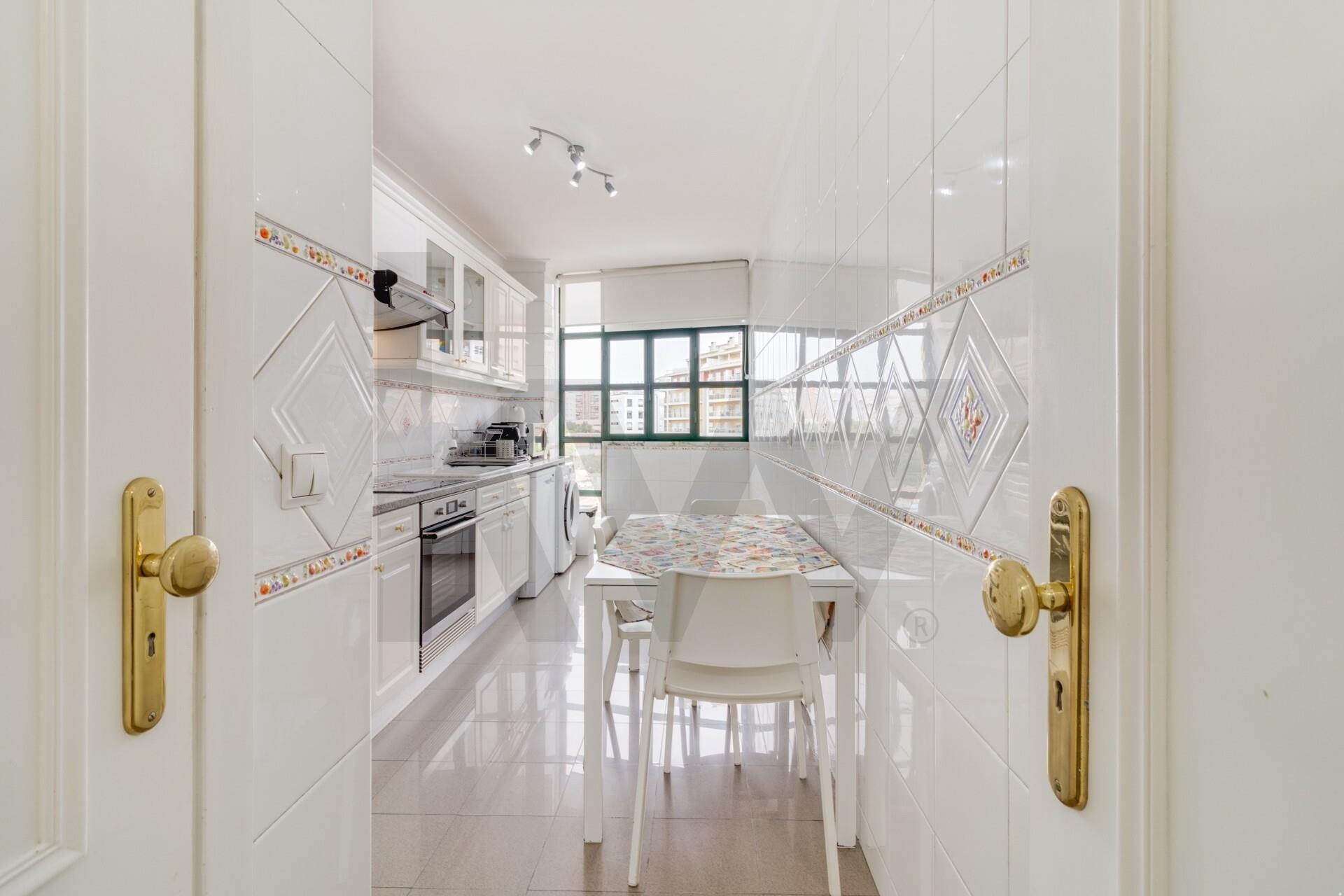 Apartamento T3 à Venda em Almada - Setúbal - Portugal - 3