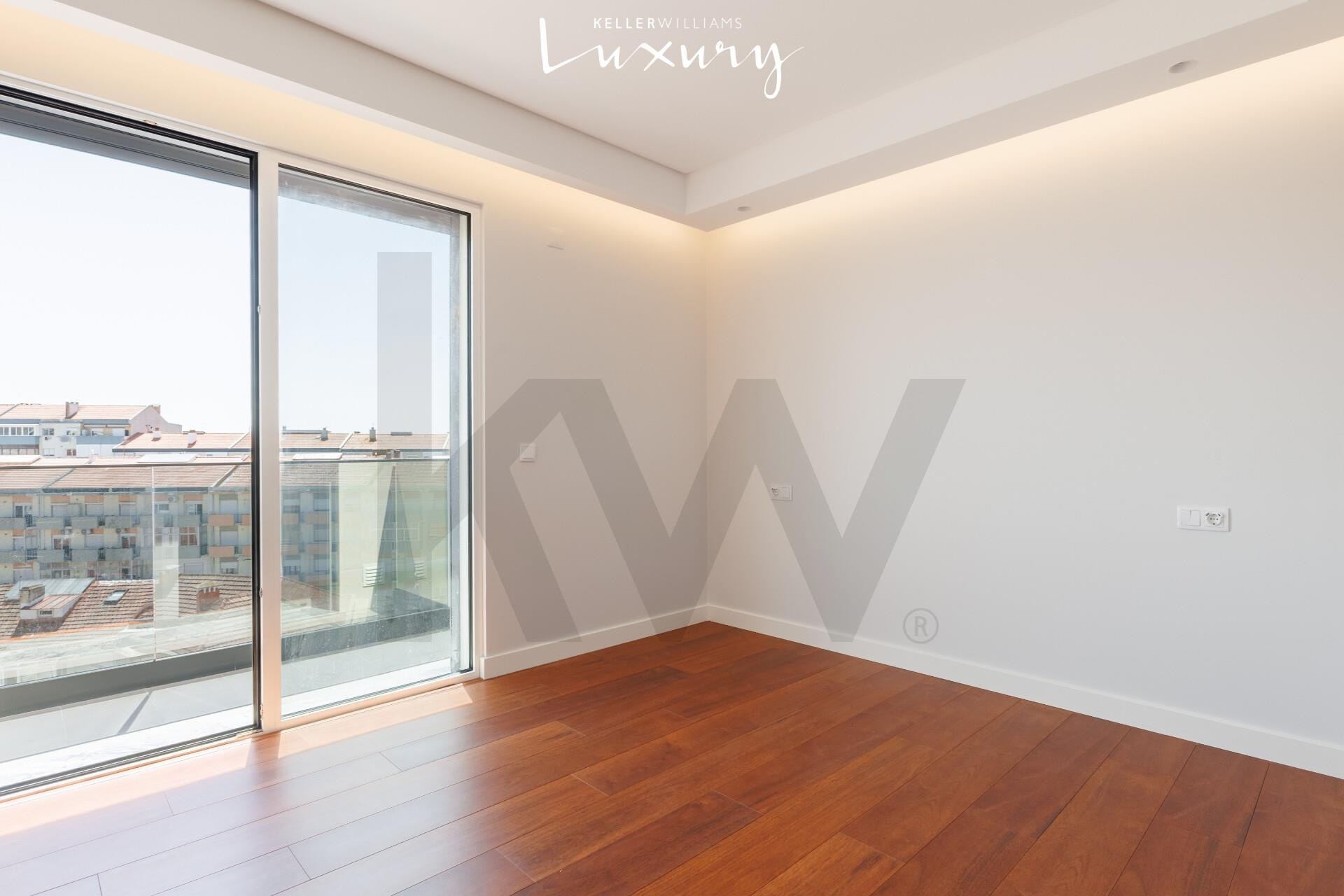 Apartamento T3 à Venda em Almada - Setúbal - Portugal - 2