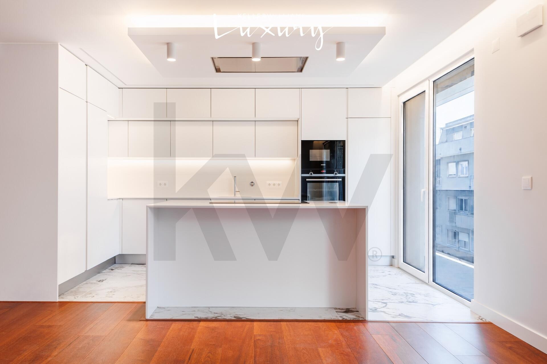 Apartamento T3 à Venda em Almada - Setúbal - Portugal - 1