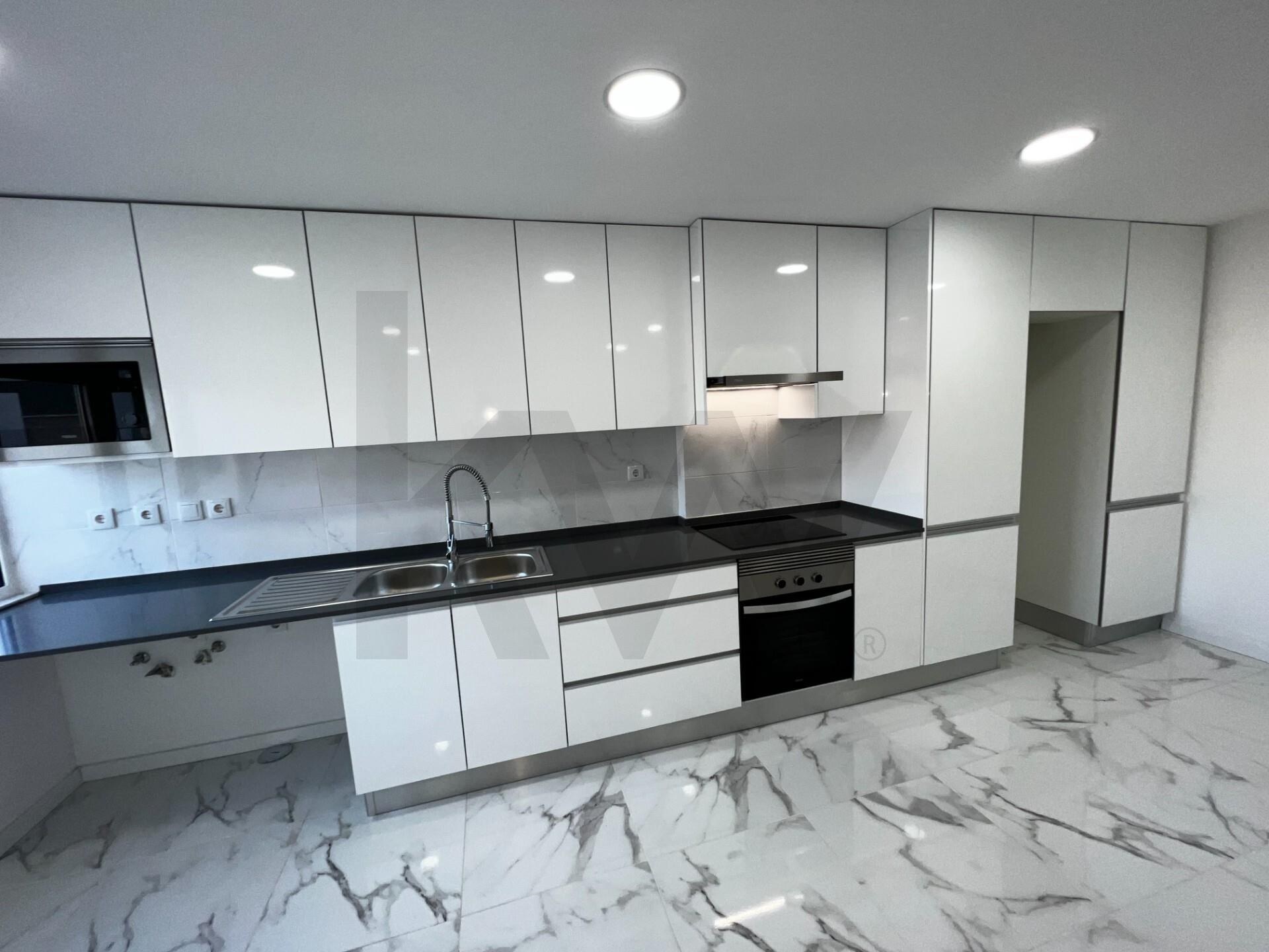 Apartamento T3 à Venda em Almada - Setúbal - Portugal - 2