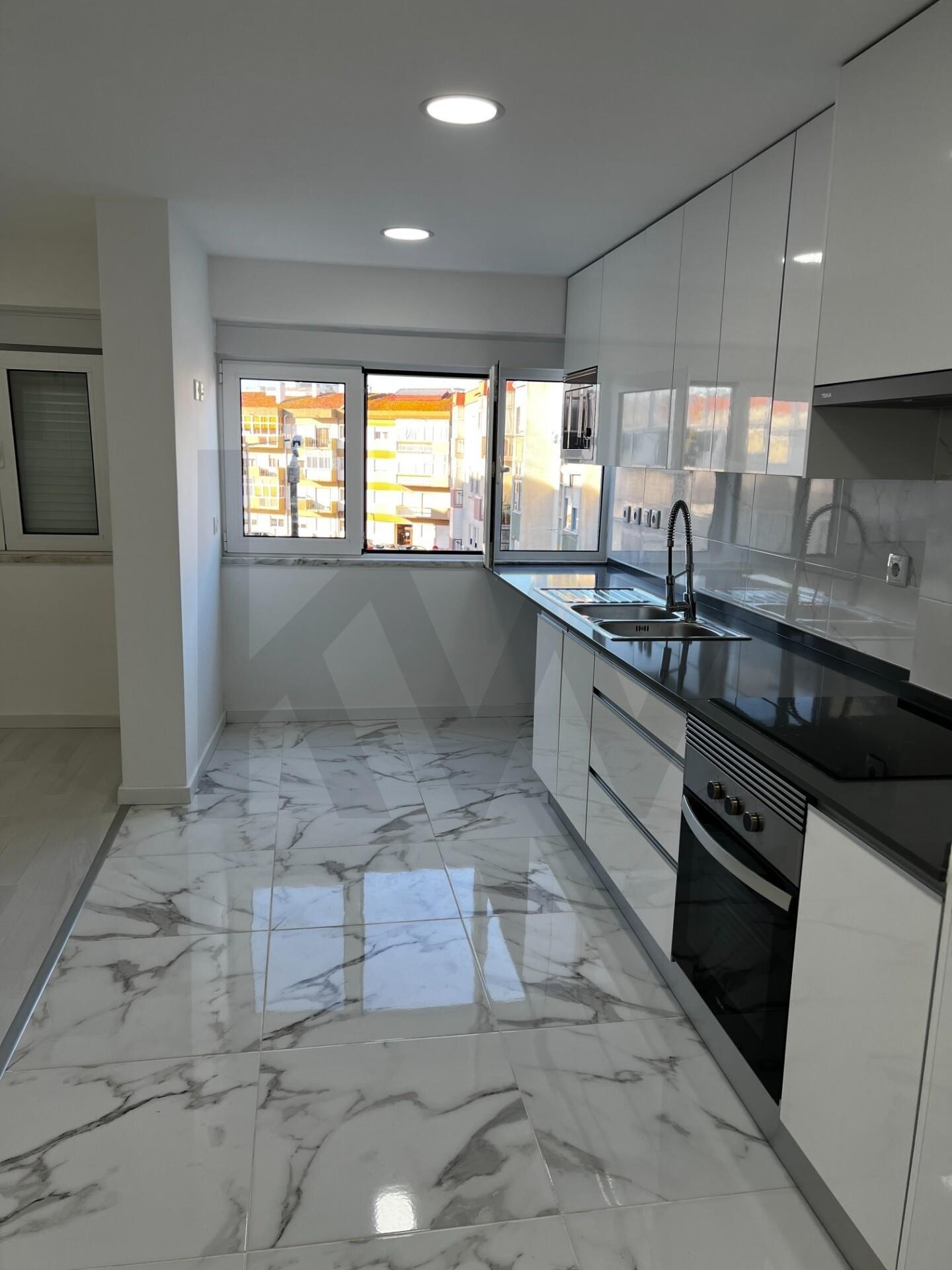 Apartamento T3 à Venda em Almada - Setúbal - Portugal - 3