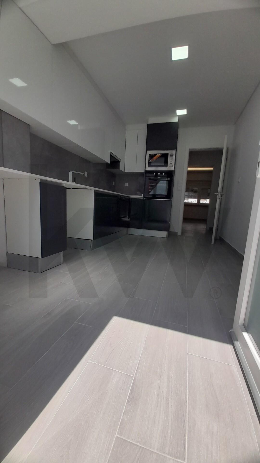 Apartamento T3 à Venda em Almada - Setúbal - Portugal - 4