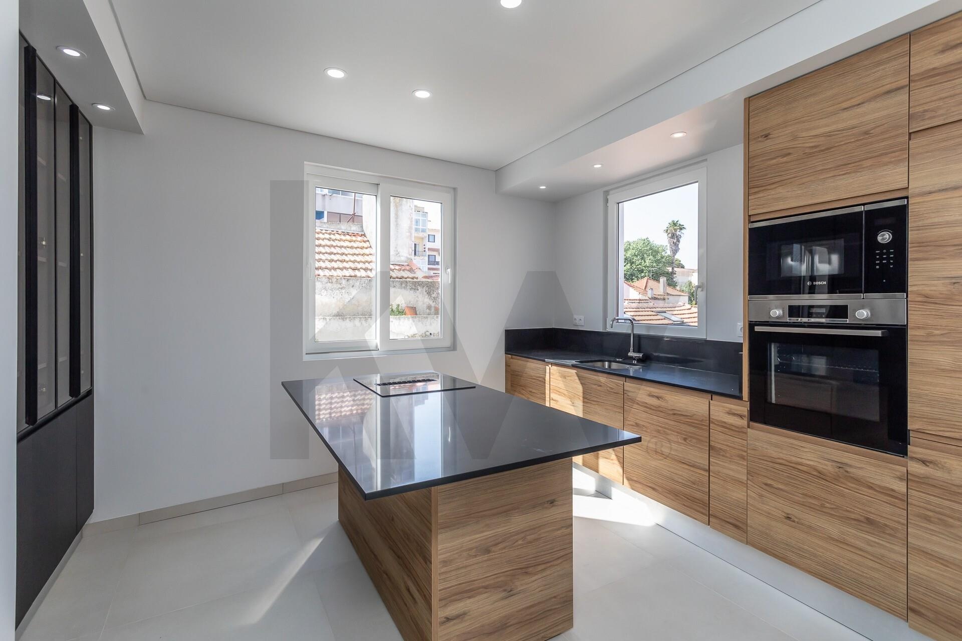 Apartamento T3 à Venda em Almada - Setúbal - Portugal - 1