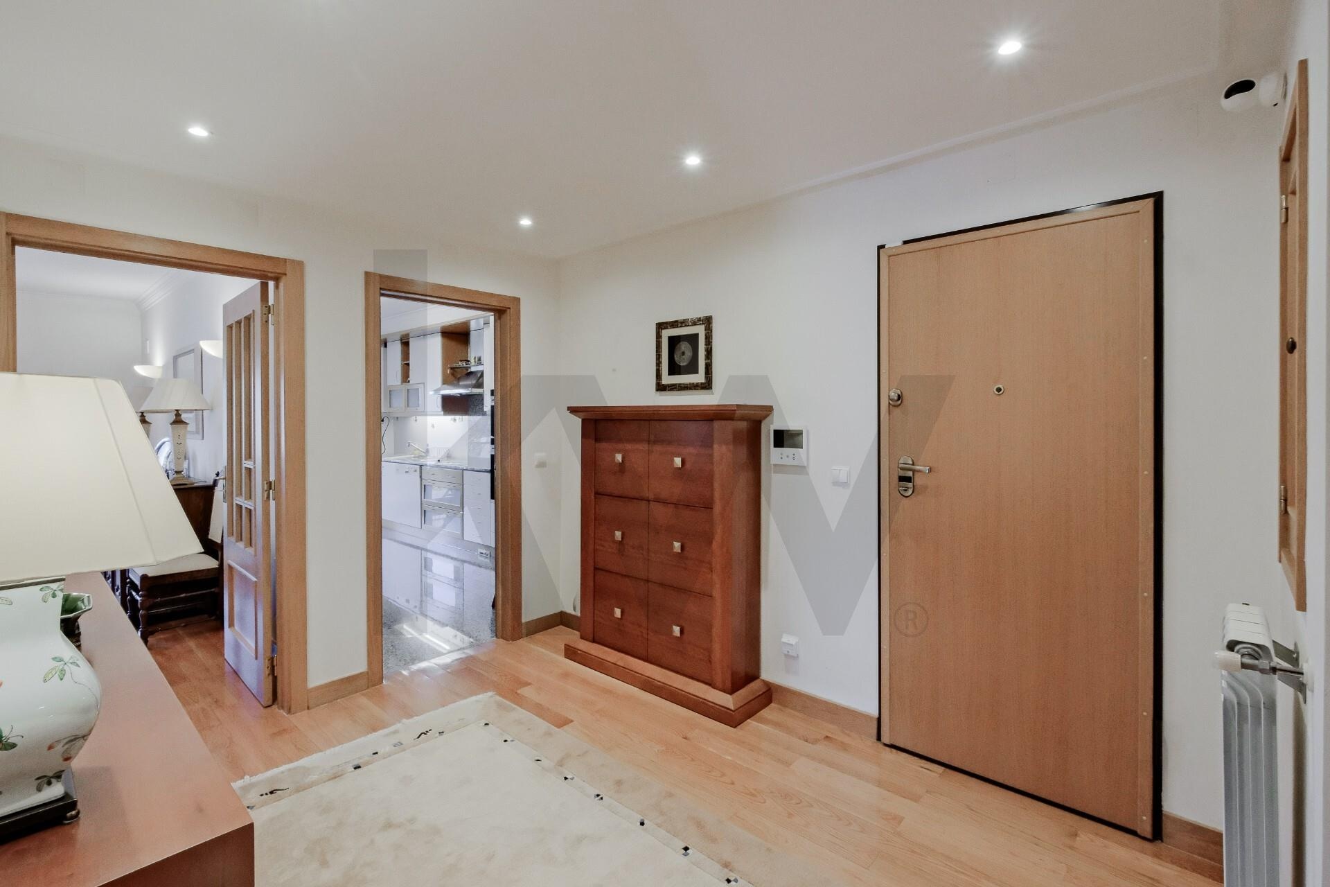 Apartamento T3 à Venda em Oeiras - Lisboa - Portugal - 2