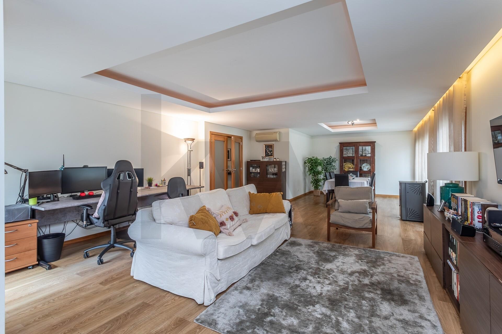 Apartamento T3 à Venda em Oeiras - Lisboa - Portugal - 2