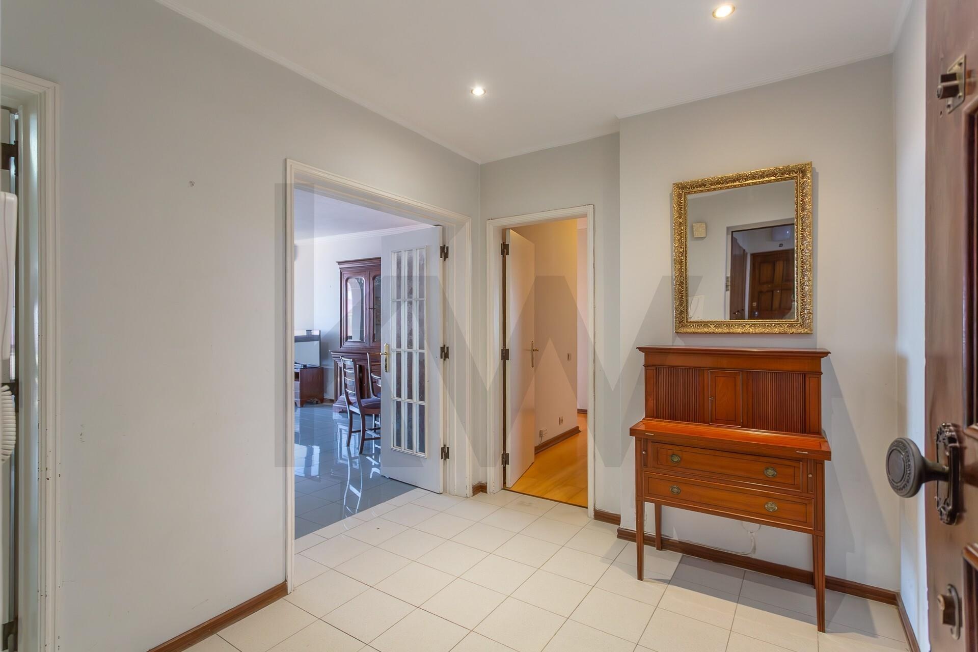 Apartamento T3 à Venda em Oeiras - Lisboa - Portugal - 2