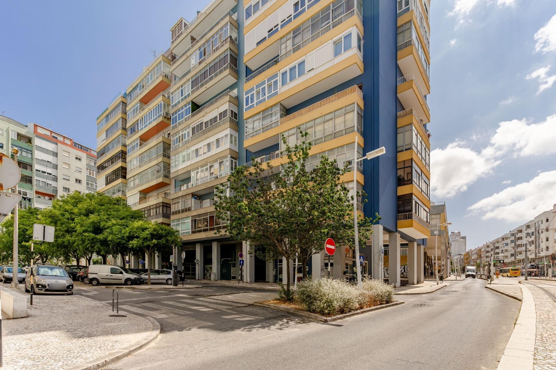 Apartamento T4 à Venda em Almada - Setúbal - Portugal - 2