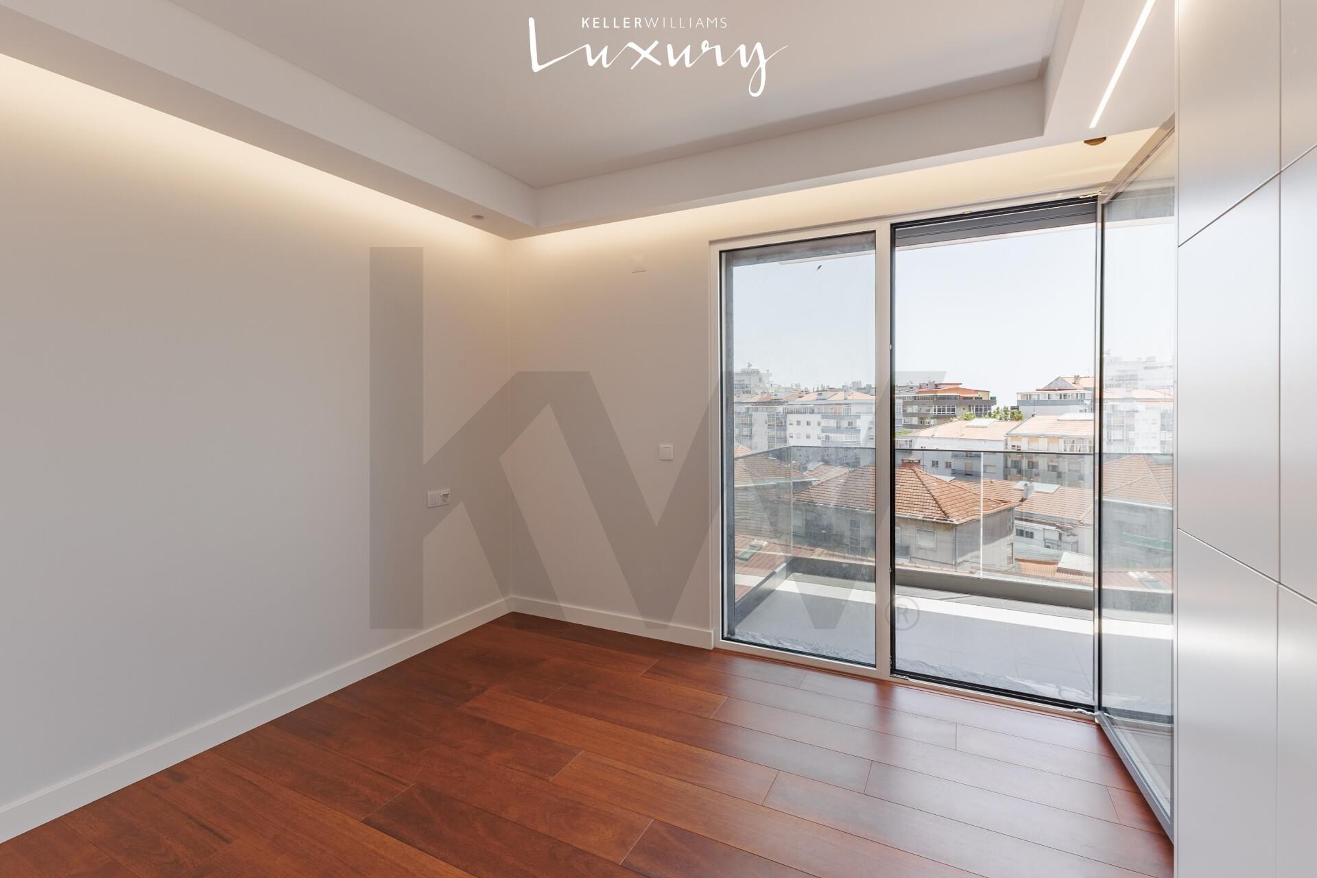 Apartamento T4 à Venda em Almada - Setúbal - Portugal - 2