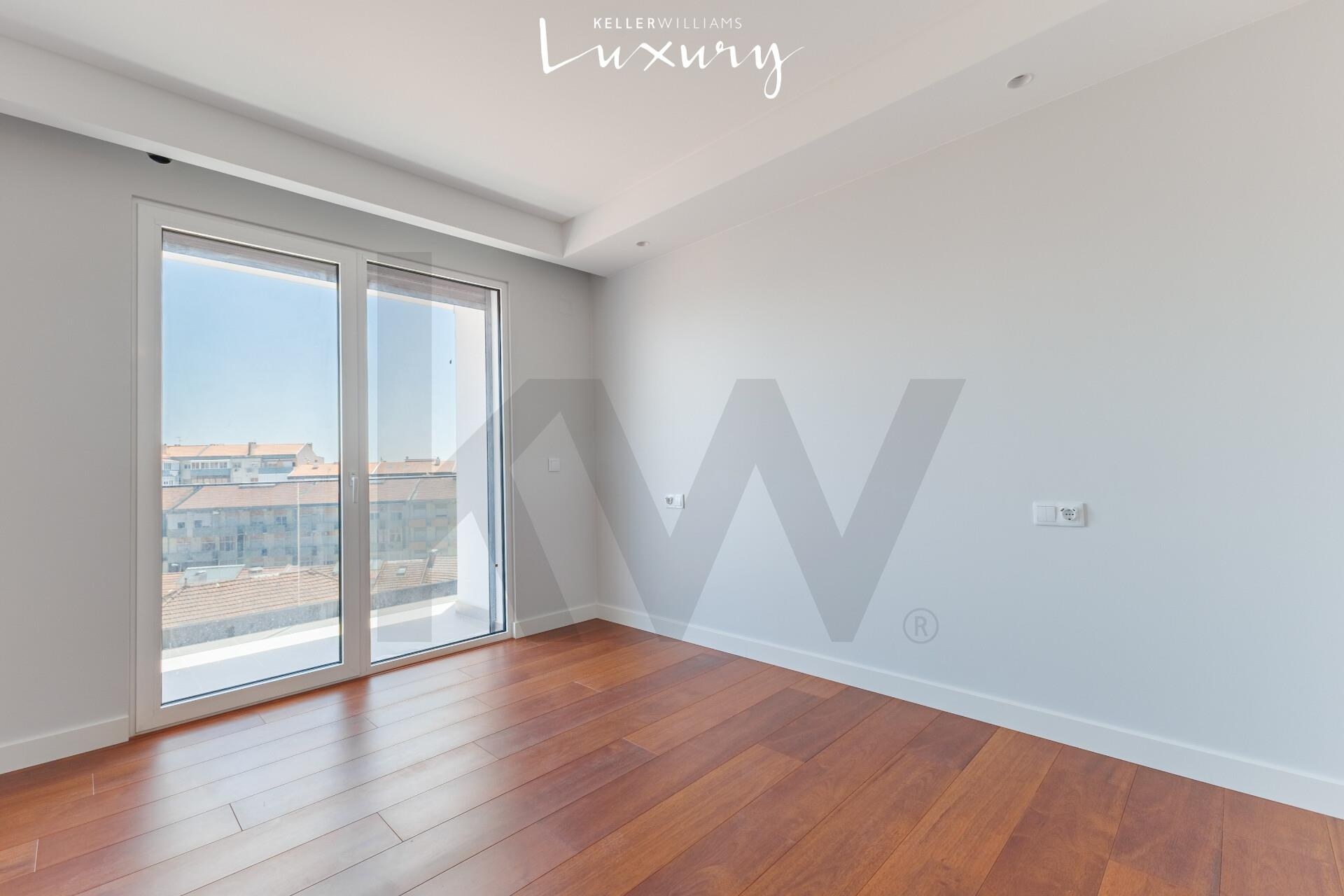 Apartamento T4 à Venda em Almada - Setúbal - Portugal - 7