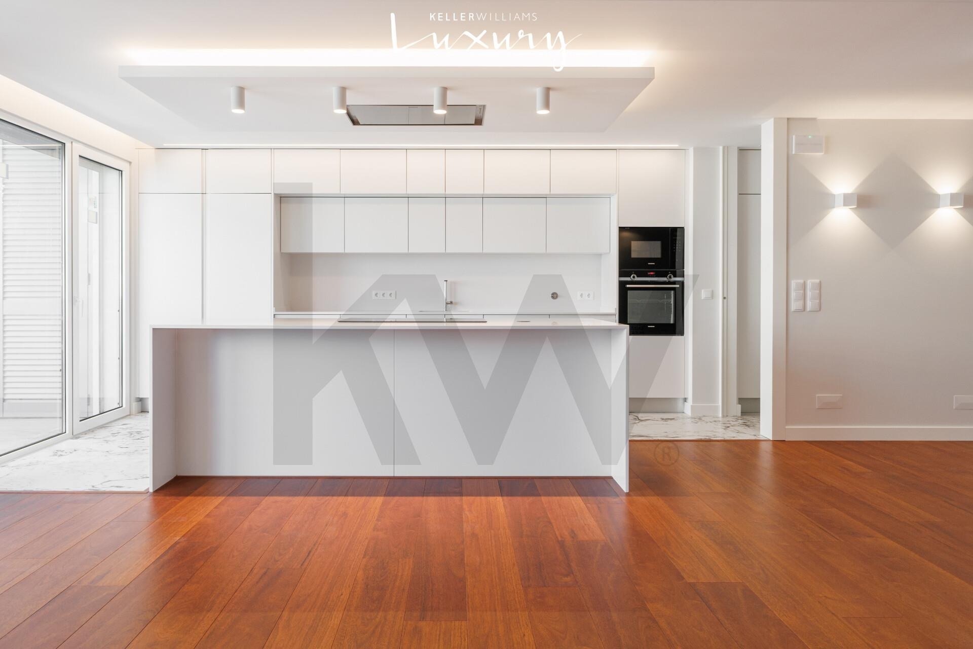 Apartamento T4 à Venda em Almada - Setúbal - Portugal - 1