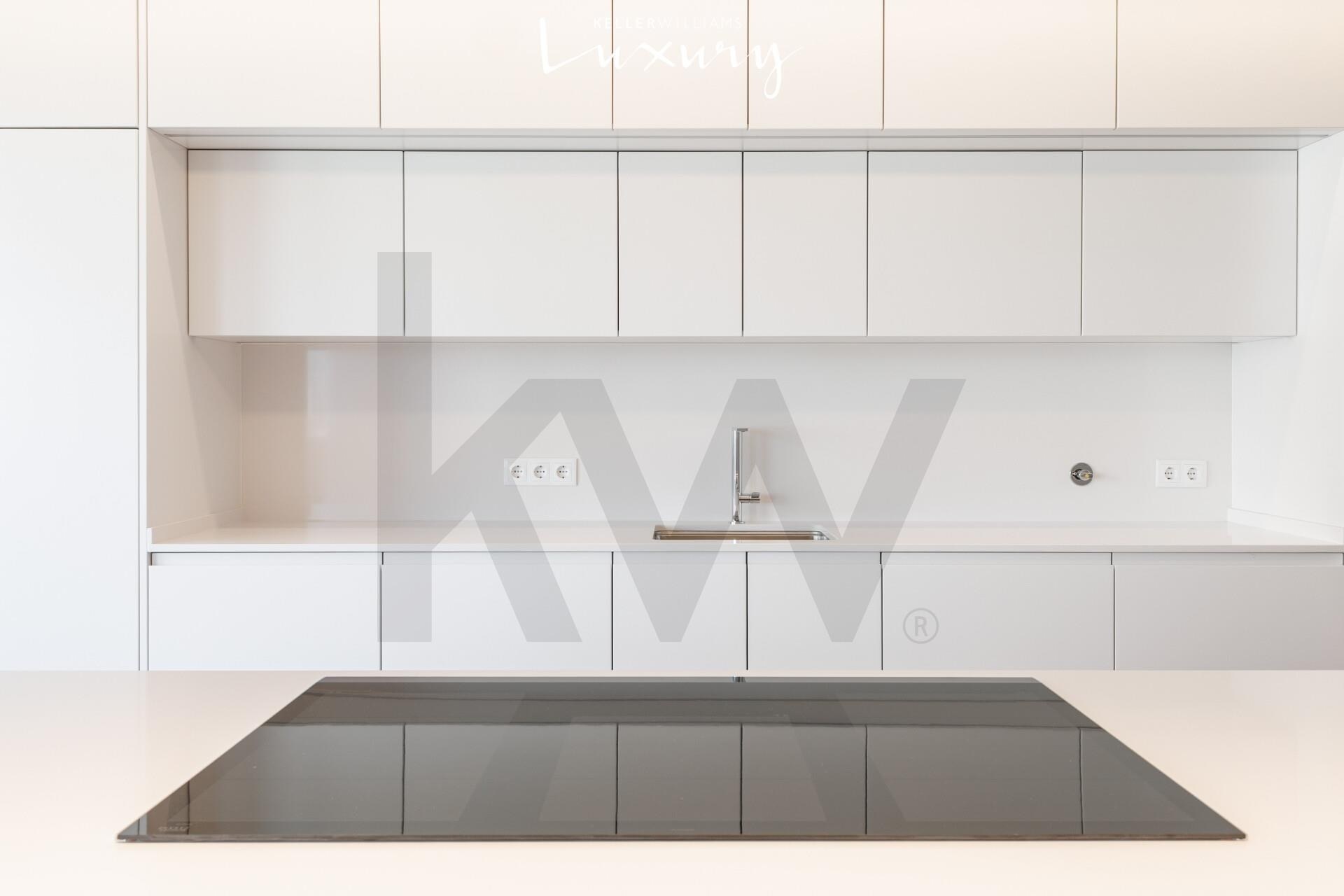 Apartamento T4 à Venda em Almada - Setúbal - Portugal - 2