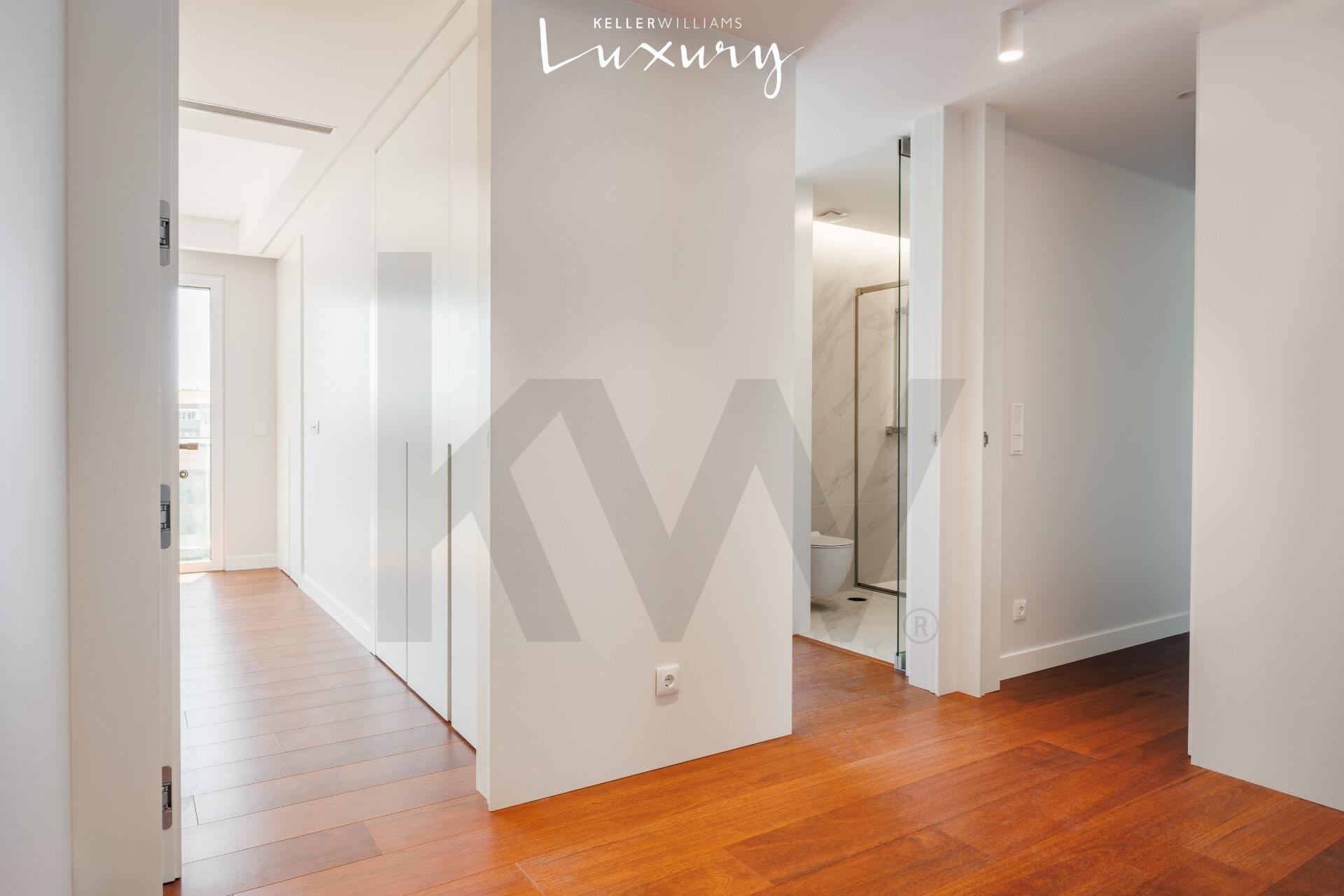 Apartamento T4 à Venda em Almada - Setúbal - Portugal - 7