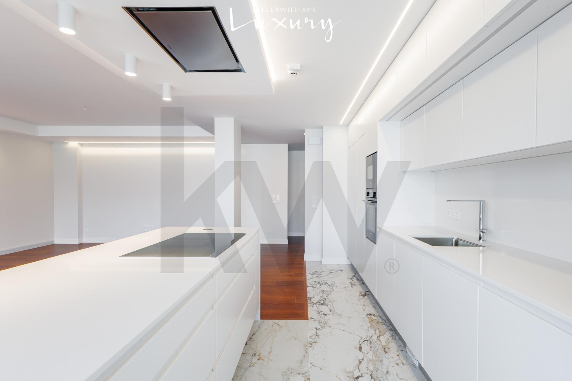 Apartamento T4 à Venda em Almada - Setúbal - Portugal - 2