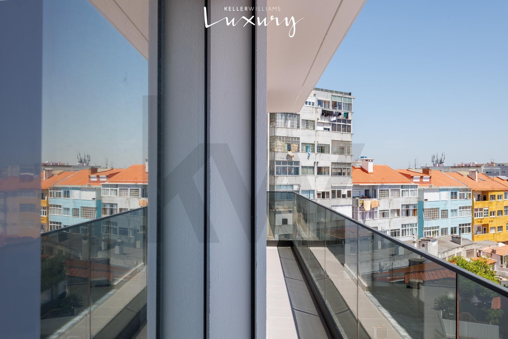 Apartamento T4 à Venda em Almada - Setúbal - Portugal - 4