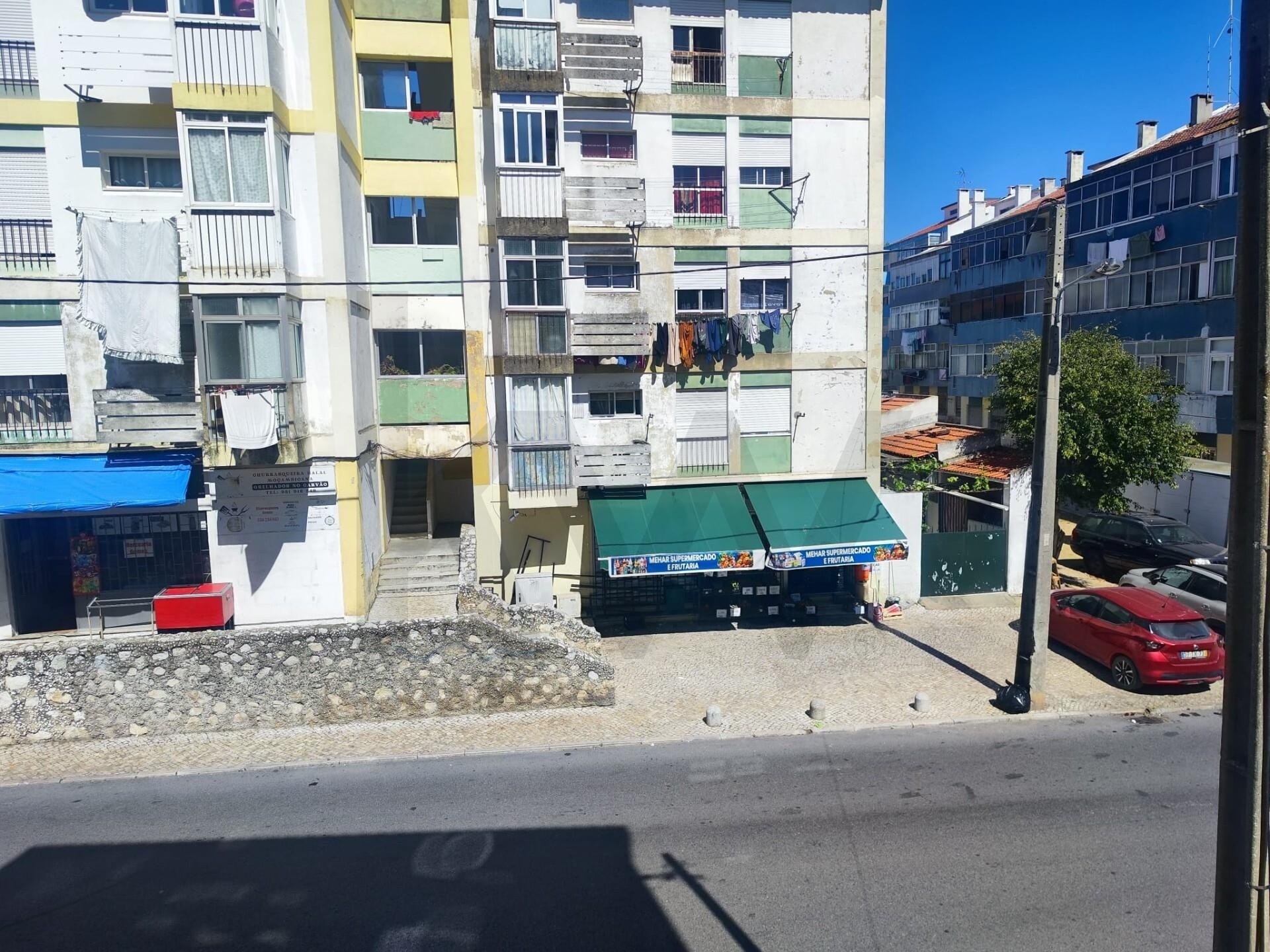 Apartamento T4 à Venda em Almada - Setúbal - Portugal - 4