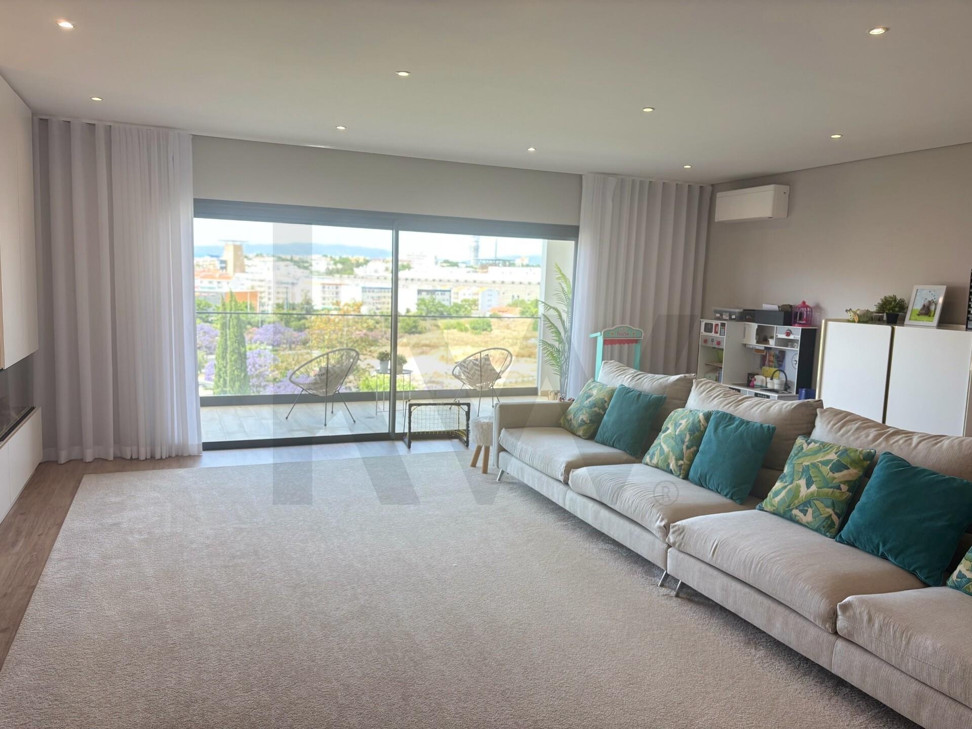 Apartamento T5+ à Venda em Praia da Rocha - Portugal - 2