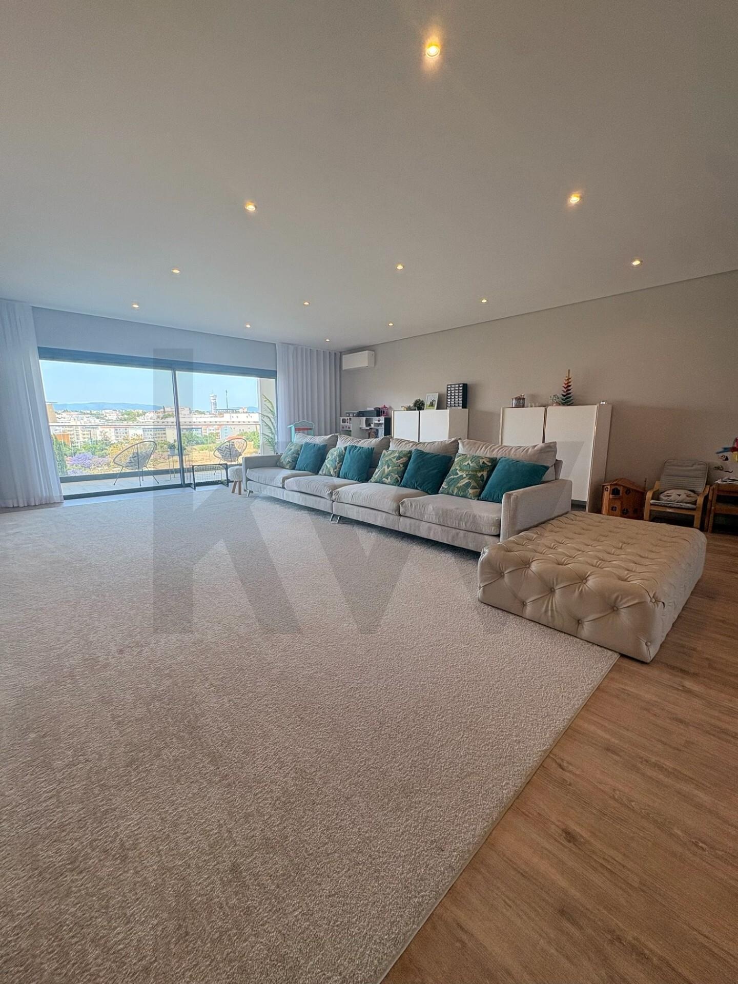 Apartamento T5+ à Venda em Praia da Rocha - Portugal - 3