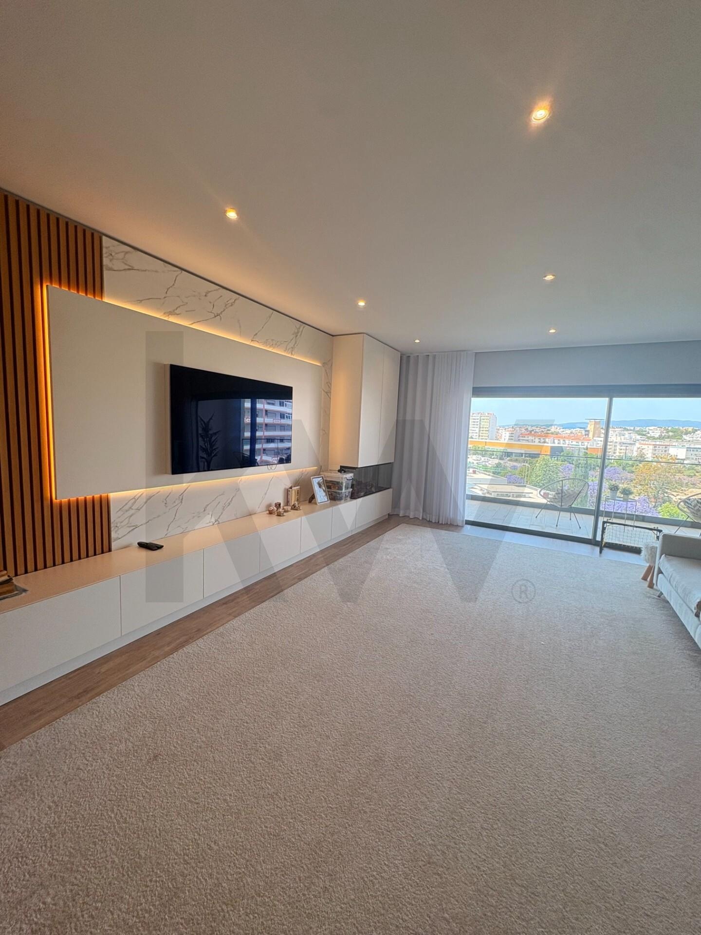 Apartamento T5+ à Venda em Praia da Rocha - Portugal - 4