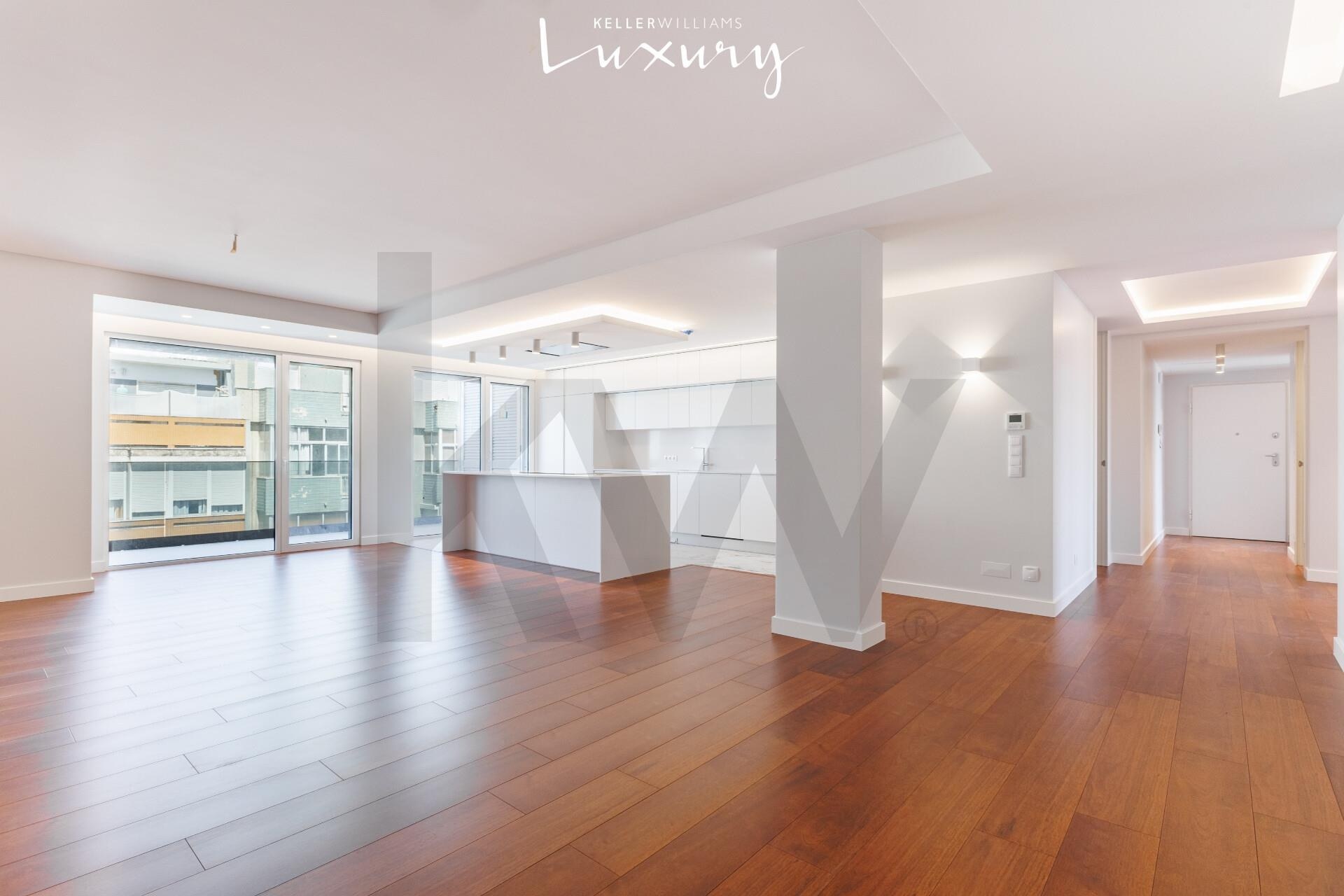 Apartamento T5+ à Venda em Almada - Setúbal - Portugal - 2