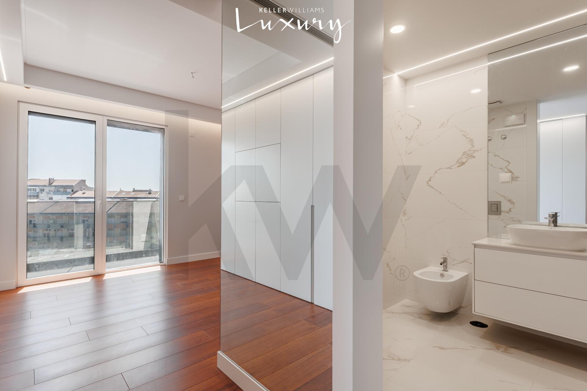 Apartamento T5+ à Venda em Almada - Setúbal - Portugal - 4