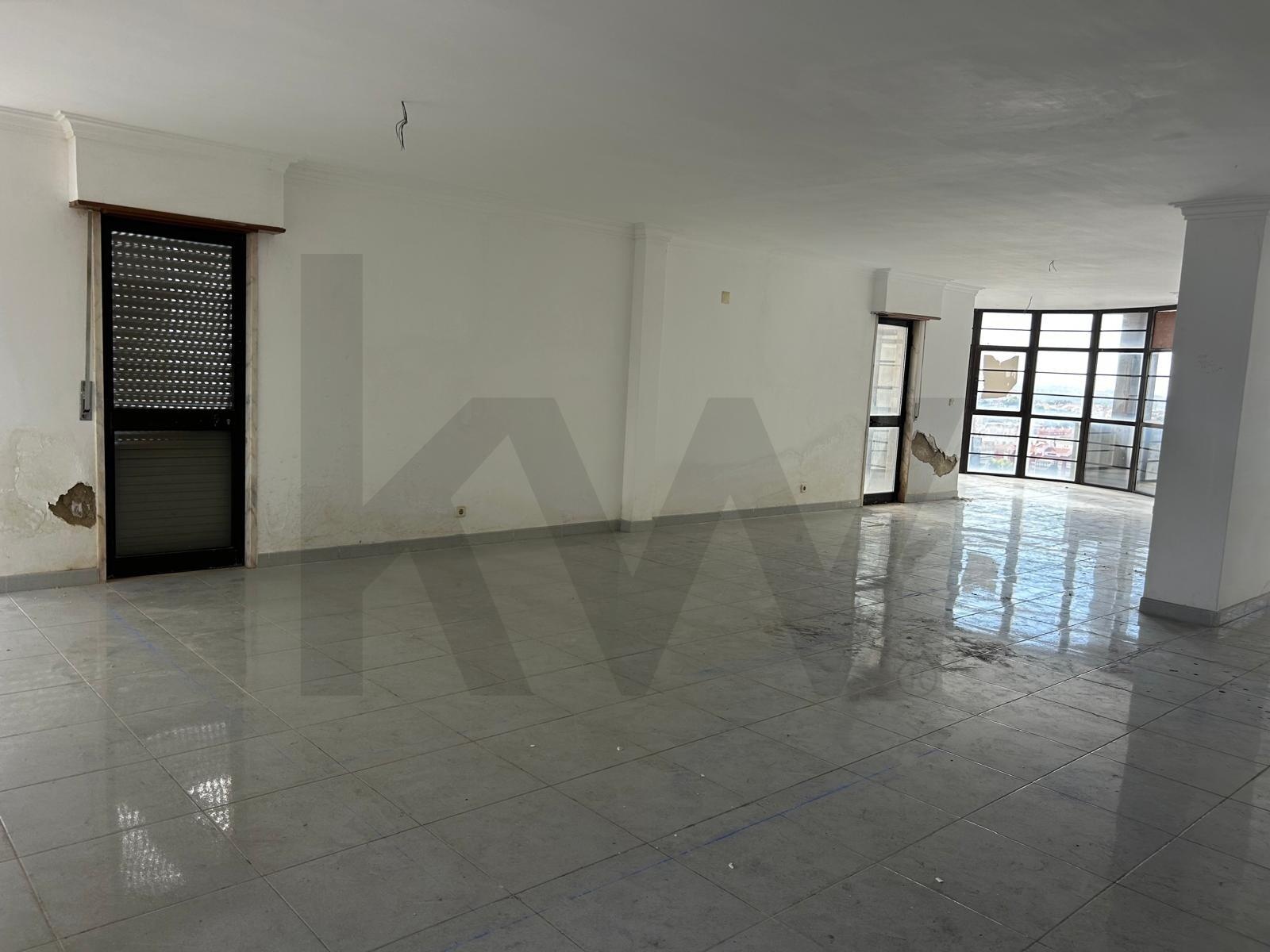 Apartamento T5+ à Venda em Mem Martins - Lisboa - Portugal - 2