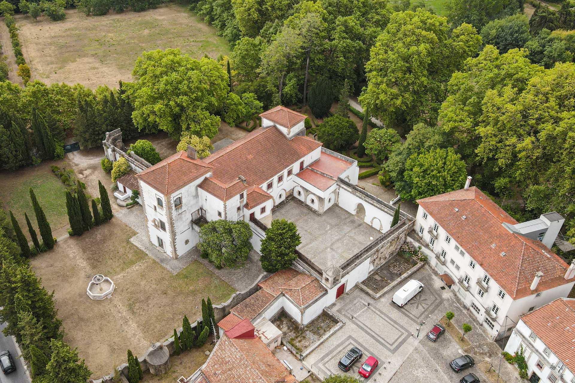 10 Bedroom Home for Sale in Belas, Lisbon, Portugal - 2
