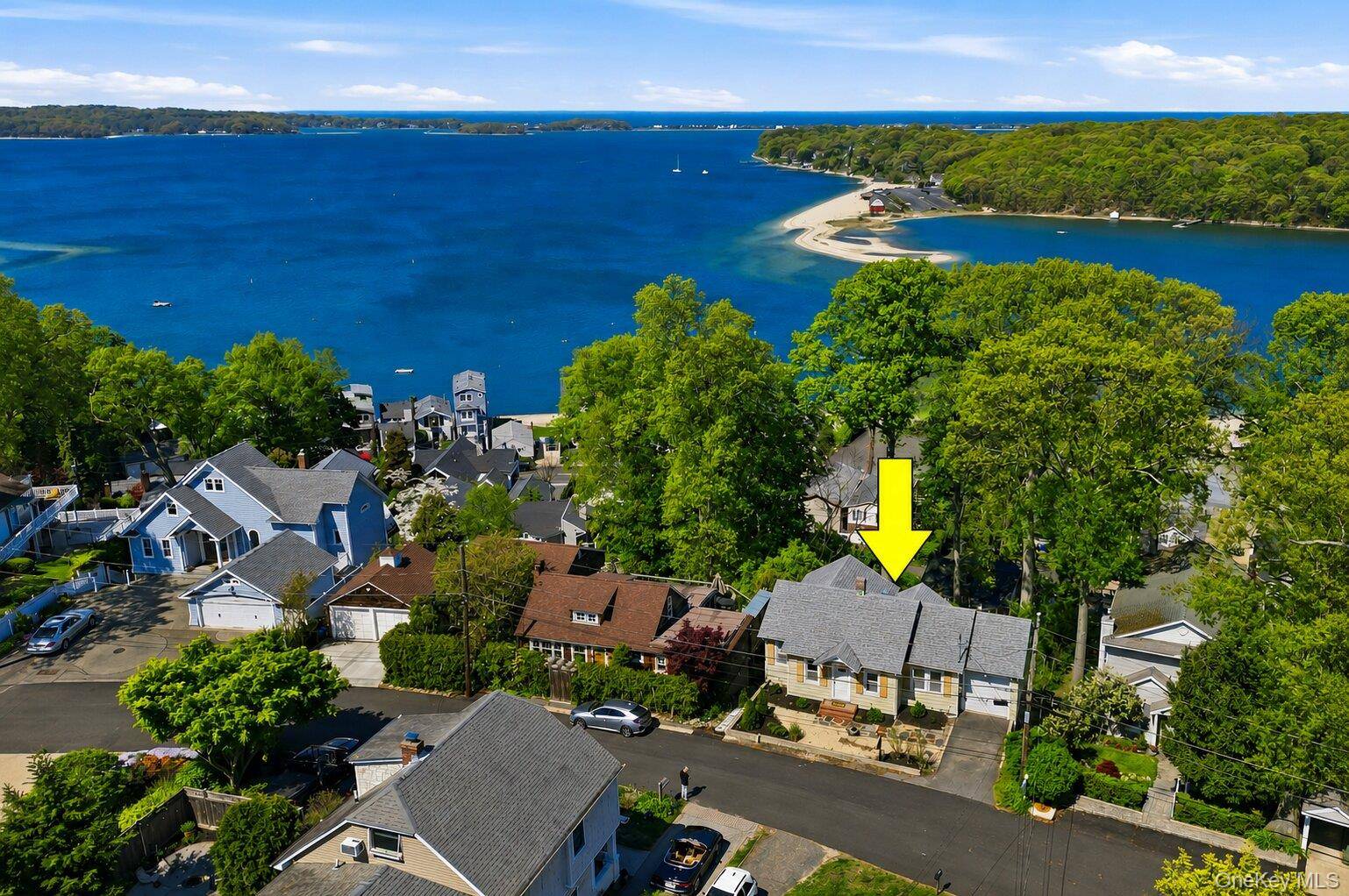 Casa de 2 Dormitorios Frente al Mar en Venta en Centerport - Nueva York - EE. UU. - 1