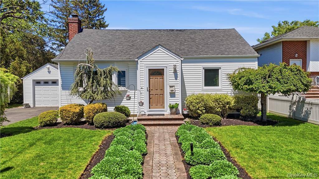 2 Bedroom Home for Sale in Bethpage - New York - USA - 1