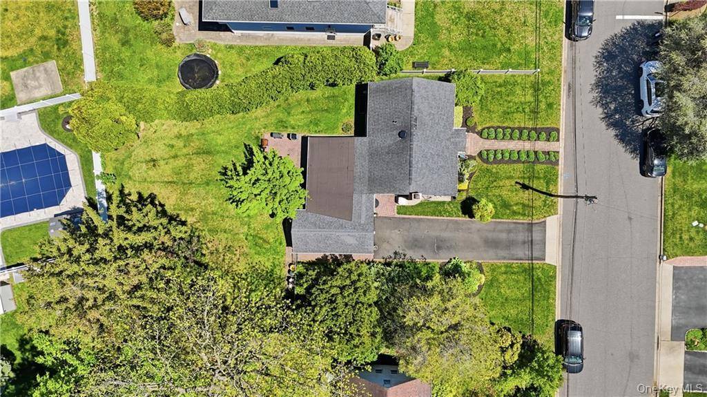 2 Bedroom Home for Sale in Bethpage - New York - USA - 6