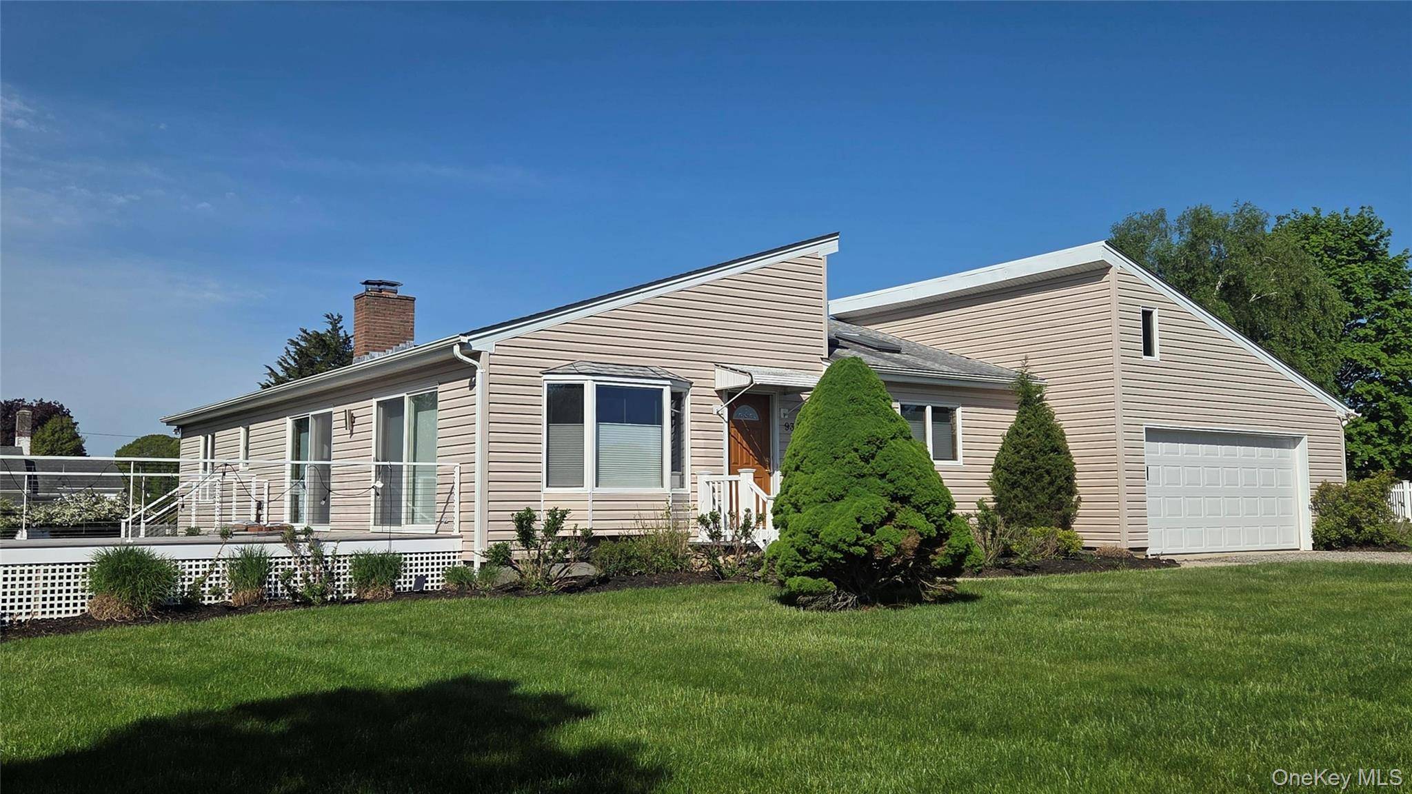 Casa de 2 Dormitorios en Venta en East Marion - Nueva York - EE. UU. - 1