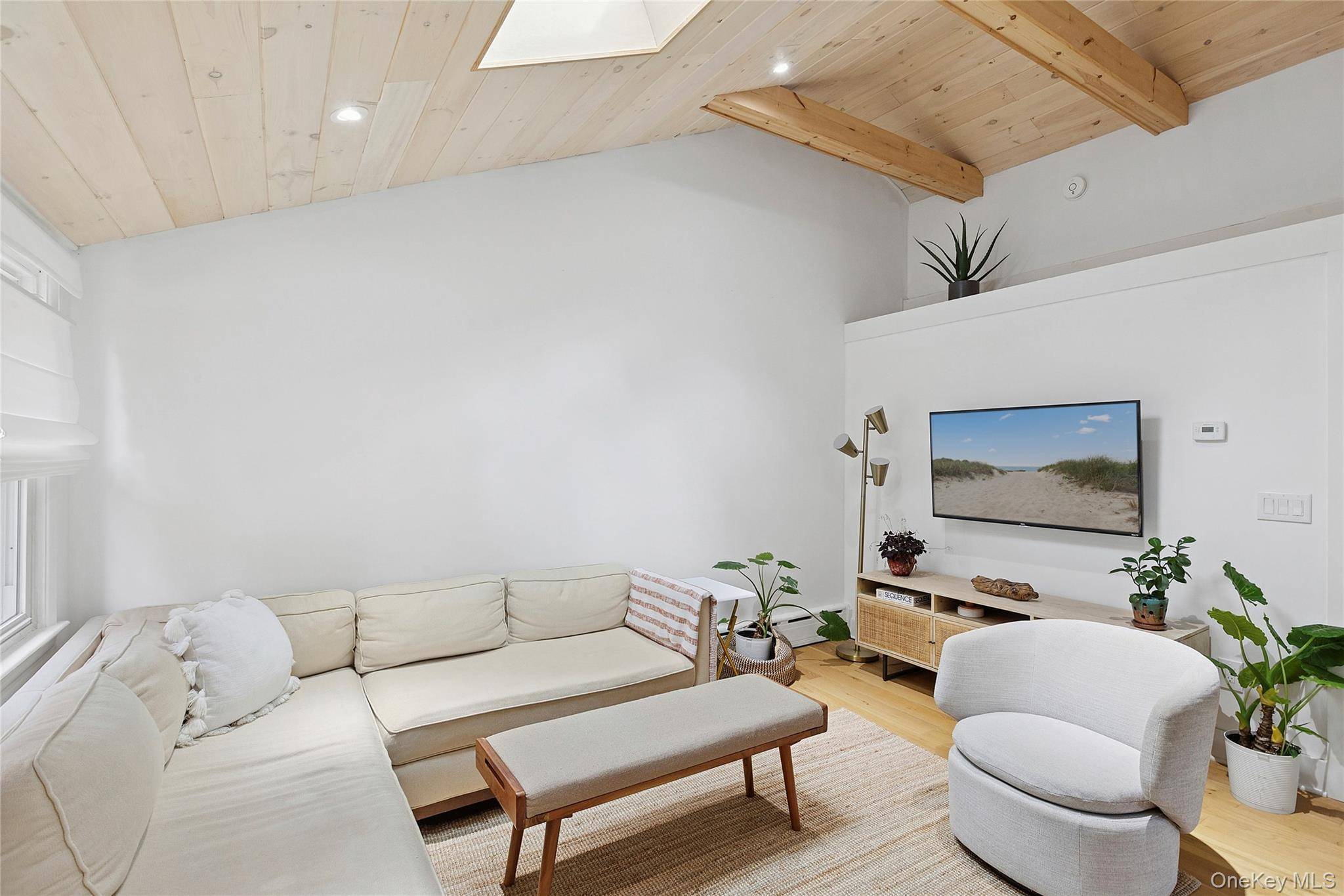 2 Bedroom Home for Sale in Hampton Bays - New York - USA - 3