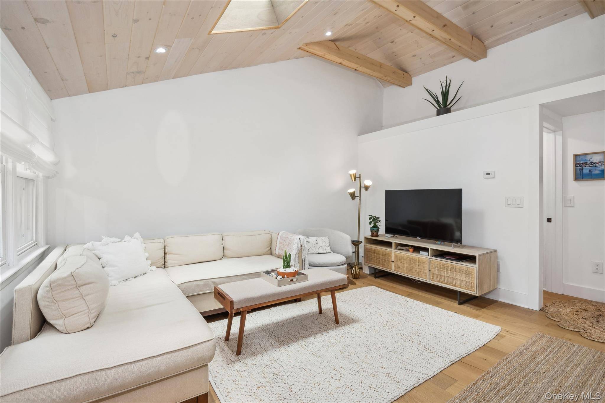 2 Bedroom Home for Sale in Hampton Bays - New York - USA - 4