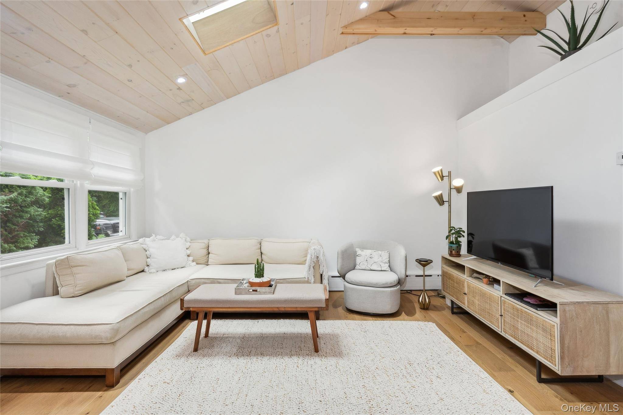 2 Bedroom Home for Sale in Hampton Bays - New York - USA - 5