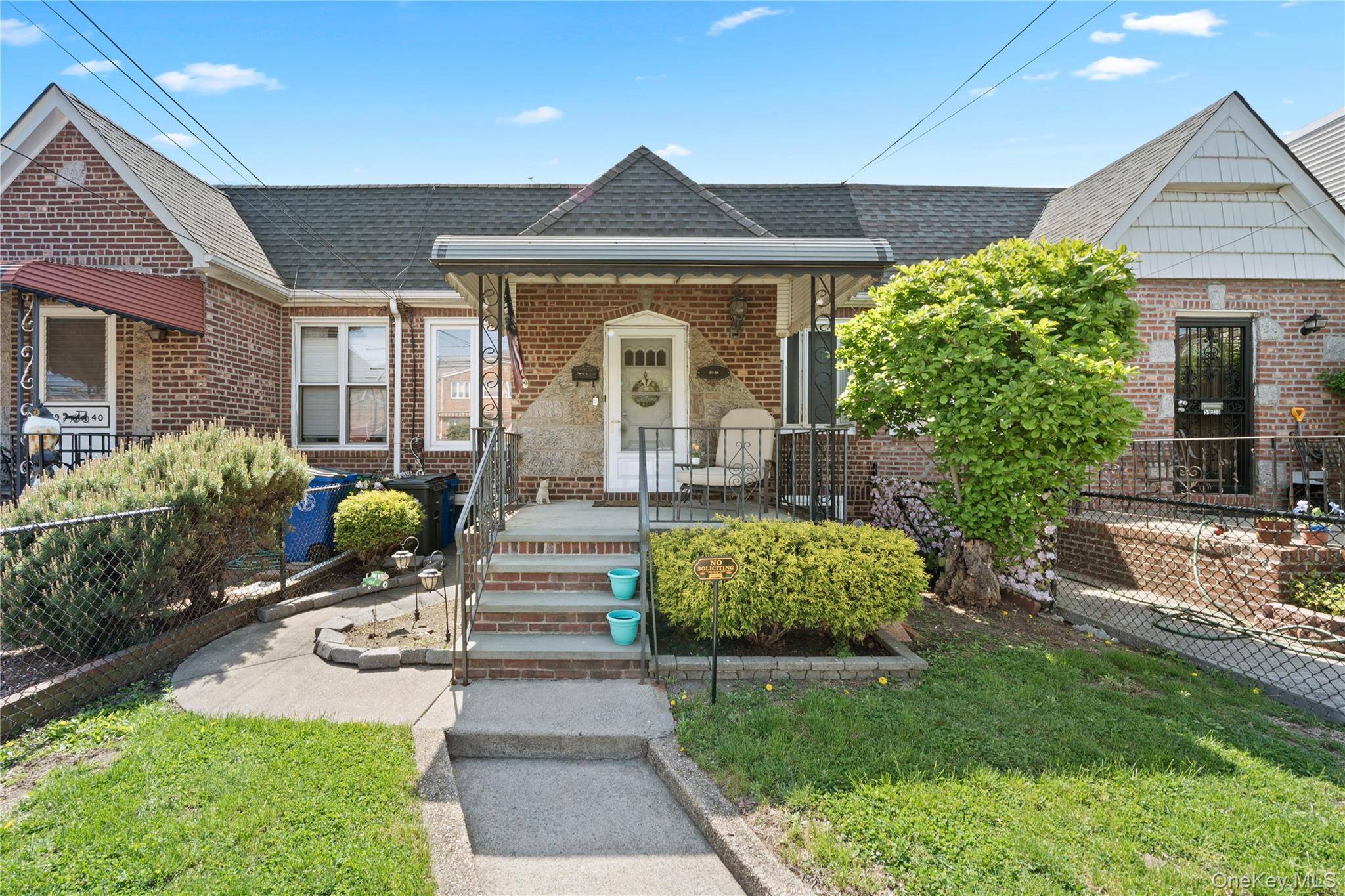Casa de 2 Dormitorios en Venta en Maspeth - Nueva York - EE. UU. - 1