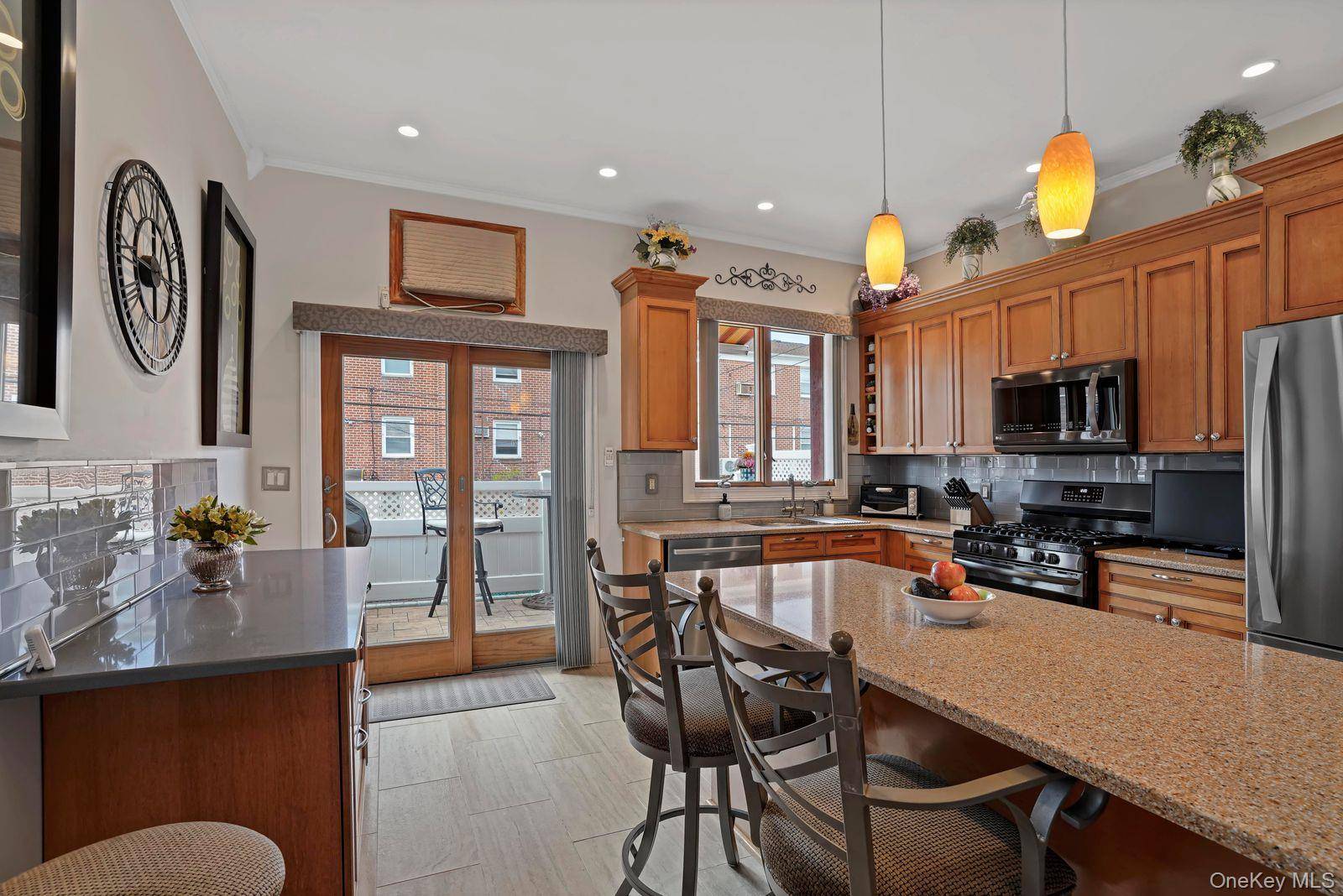 Casa de 2 Dormitorios en Venta en Middle Village - Nueva York - EE. UU. - 3