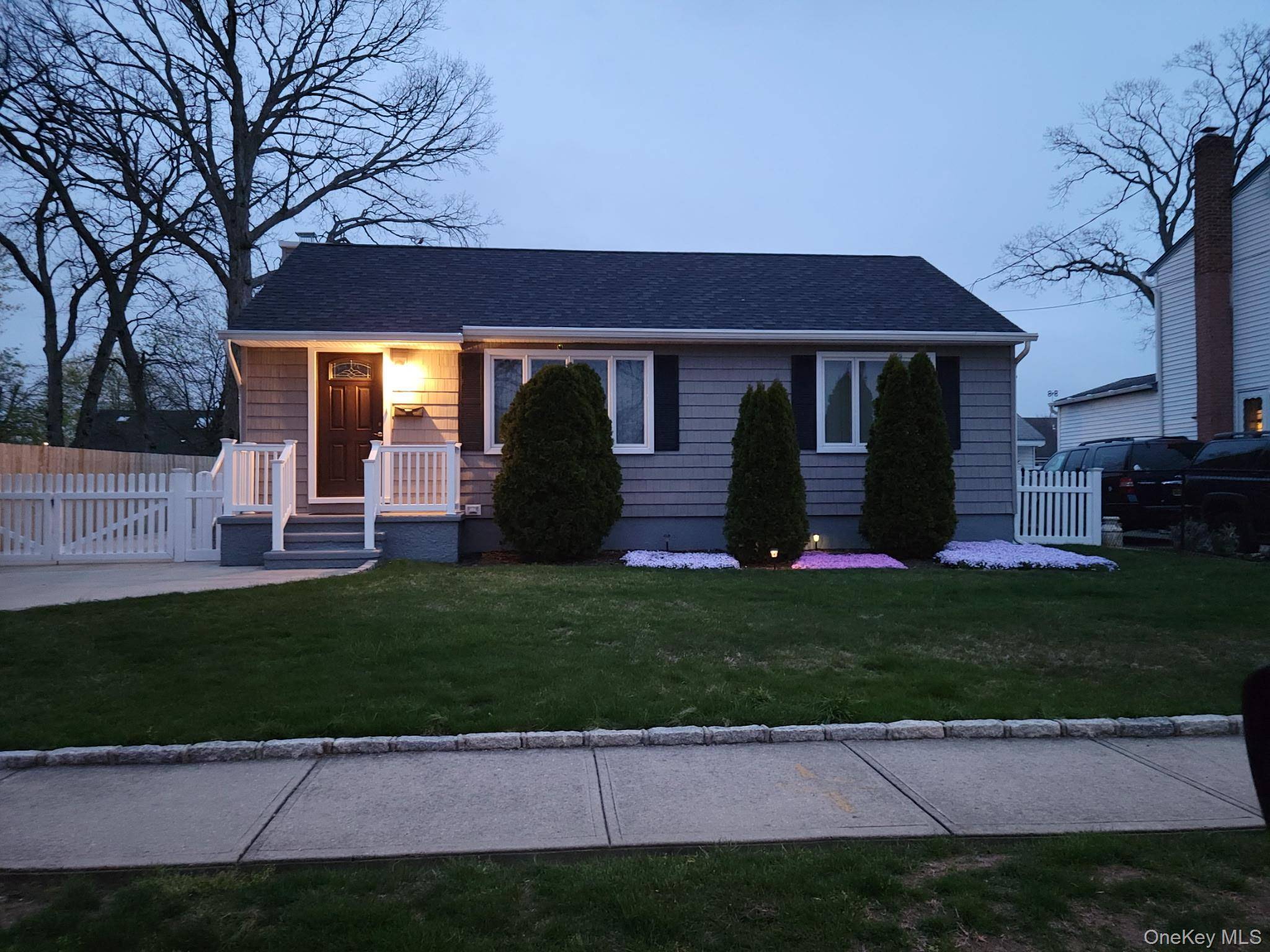 2 Bedroom Home for Sale in North Babylon, New York, USA - 1