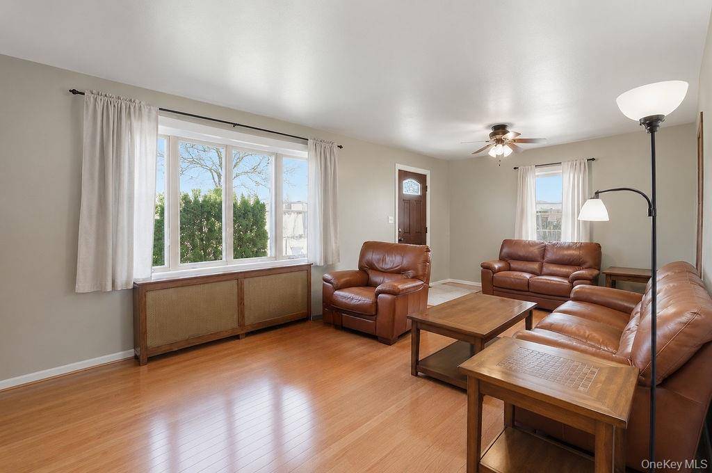 2 Bedroom Home for Sale in North Babylon, New York, USA - 4
