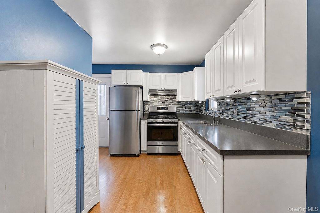 2 Bedroom Home for Sale in North Babylon, New York, USA - 5