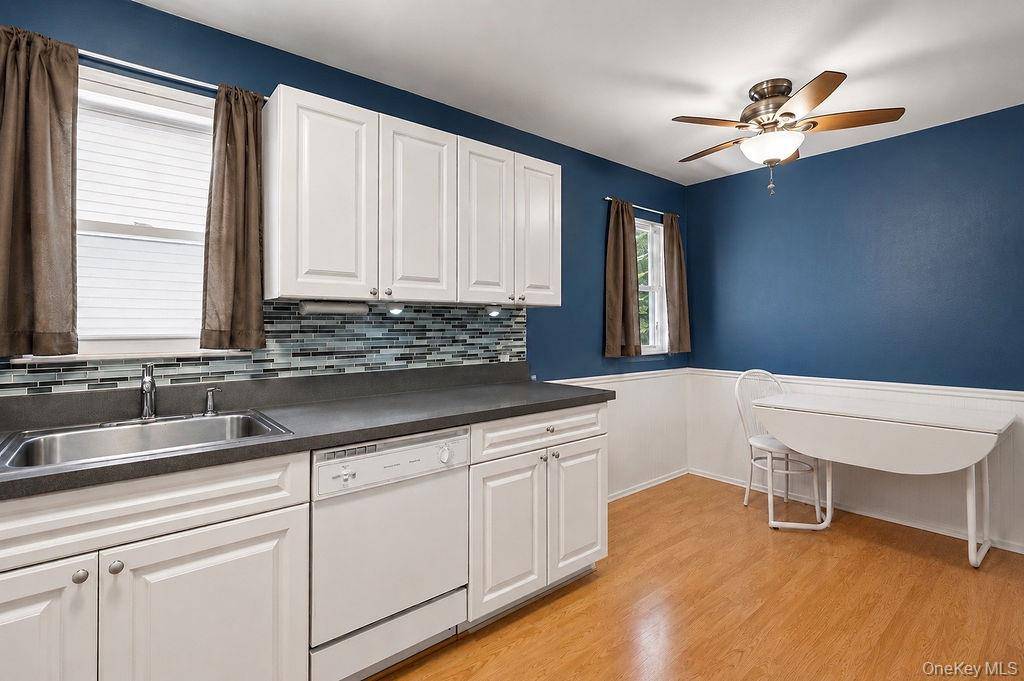 2 Bedroom Home for Sale in North Babylon, New York, USA - 6