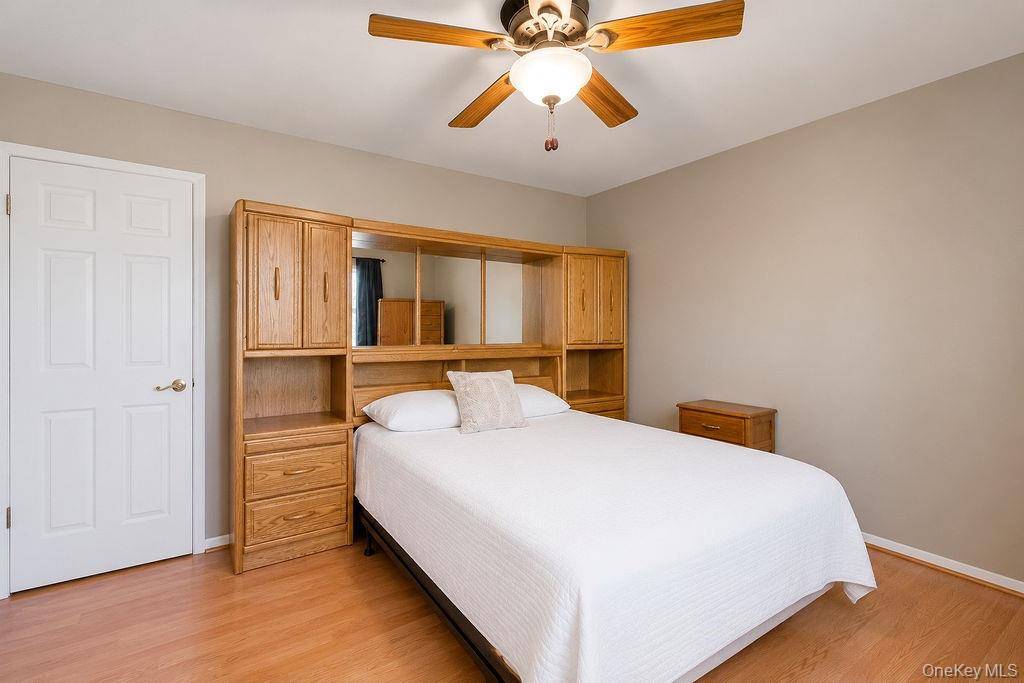 2 Bedroom Home for Sale in North Babylon, New York, USA - 8