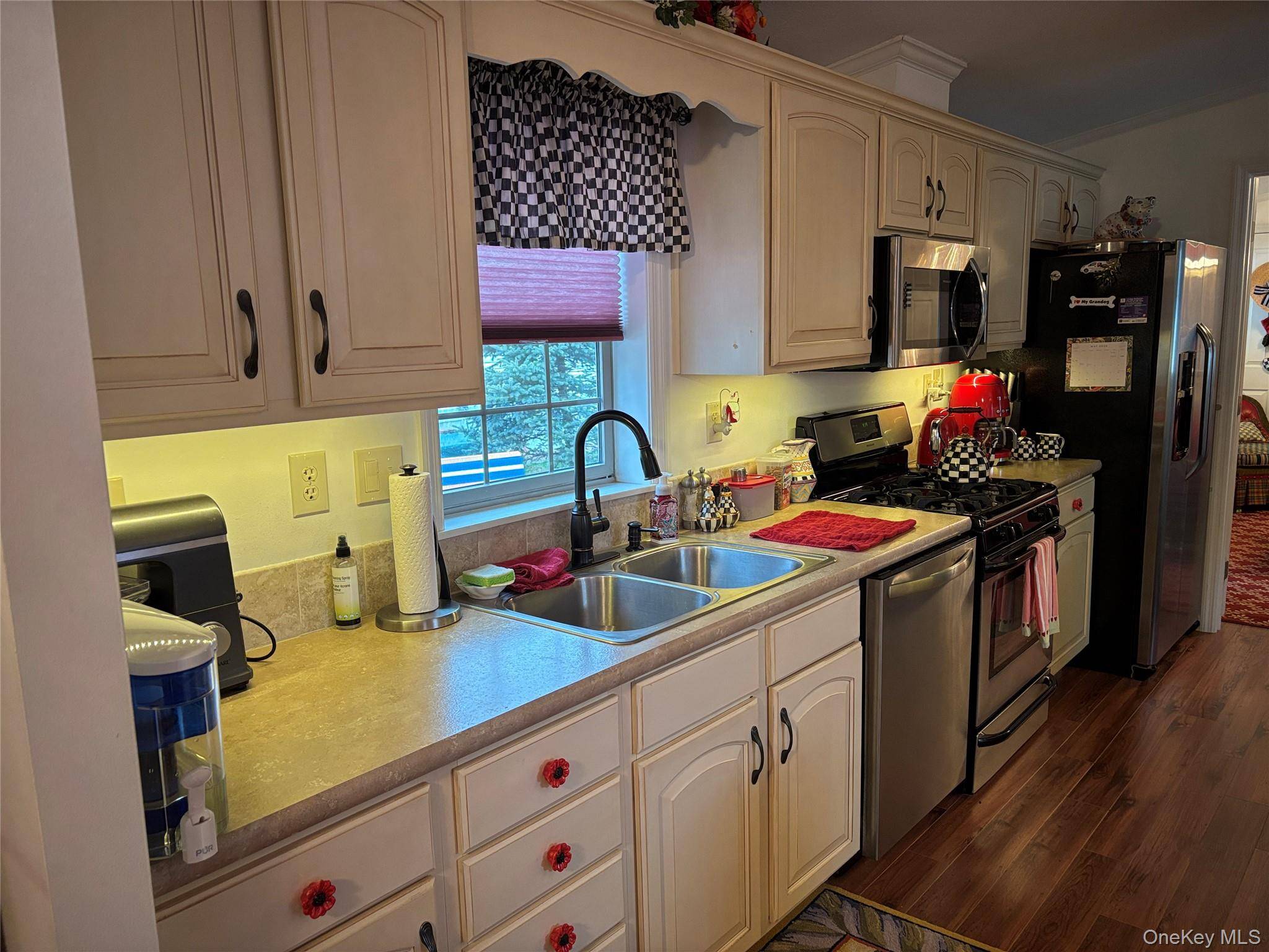 2 Bedroom Home for Sale in Riverhead - New York - USA - 8